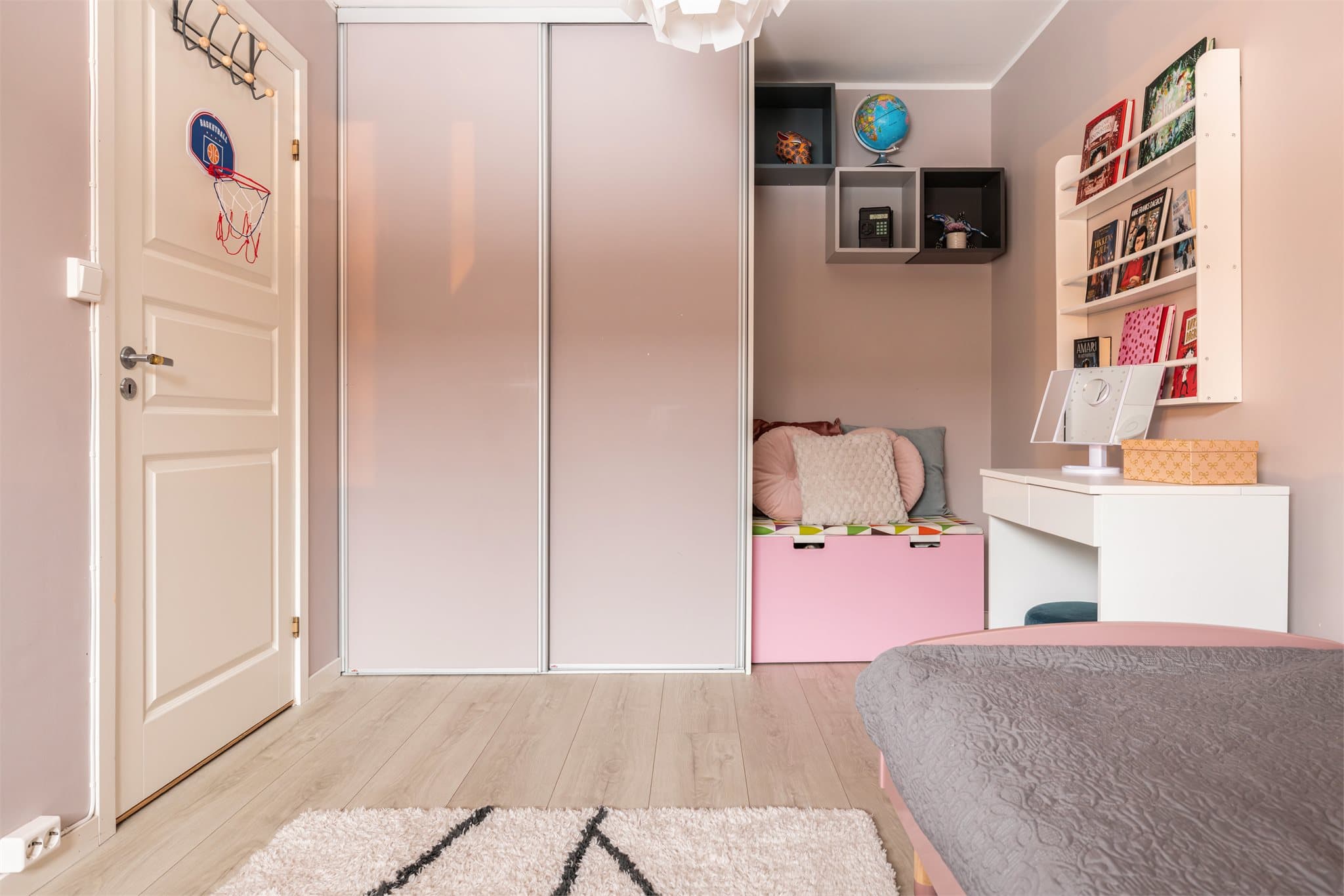 De innvendige dørene er pressede fyllingsdører med tre speil, fra 2018.