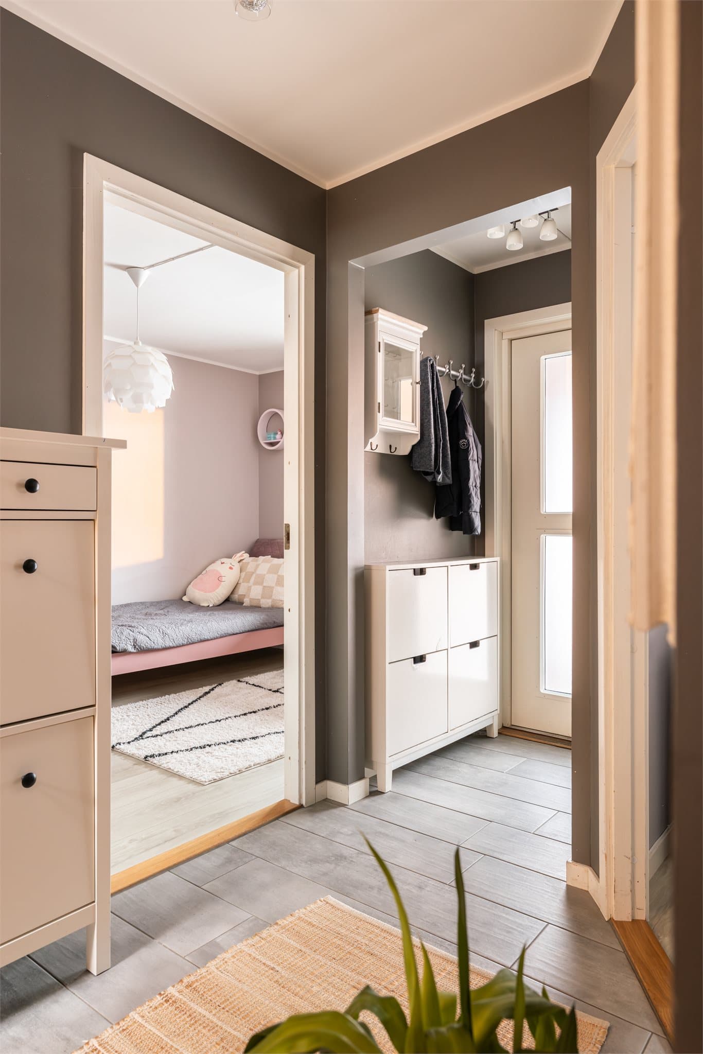 Gangen binder sammen rommene i etasjen og har god plass til oppbevaring.