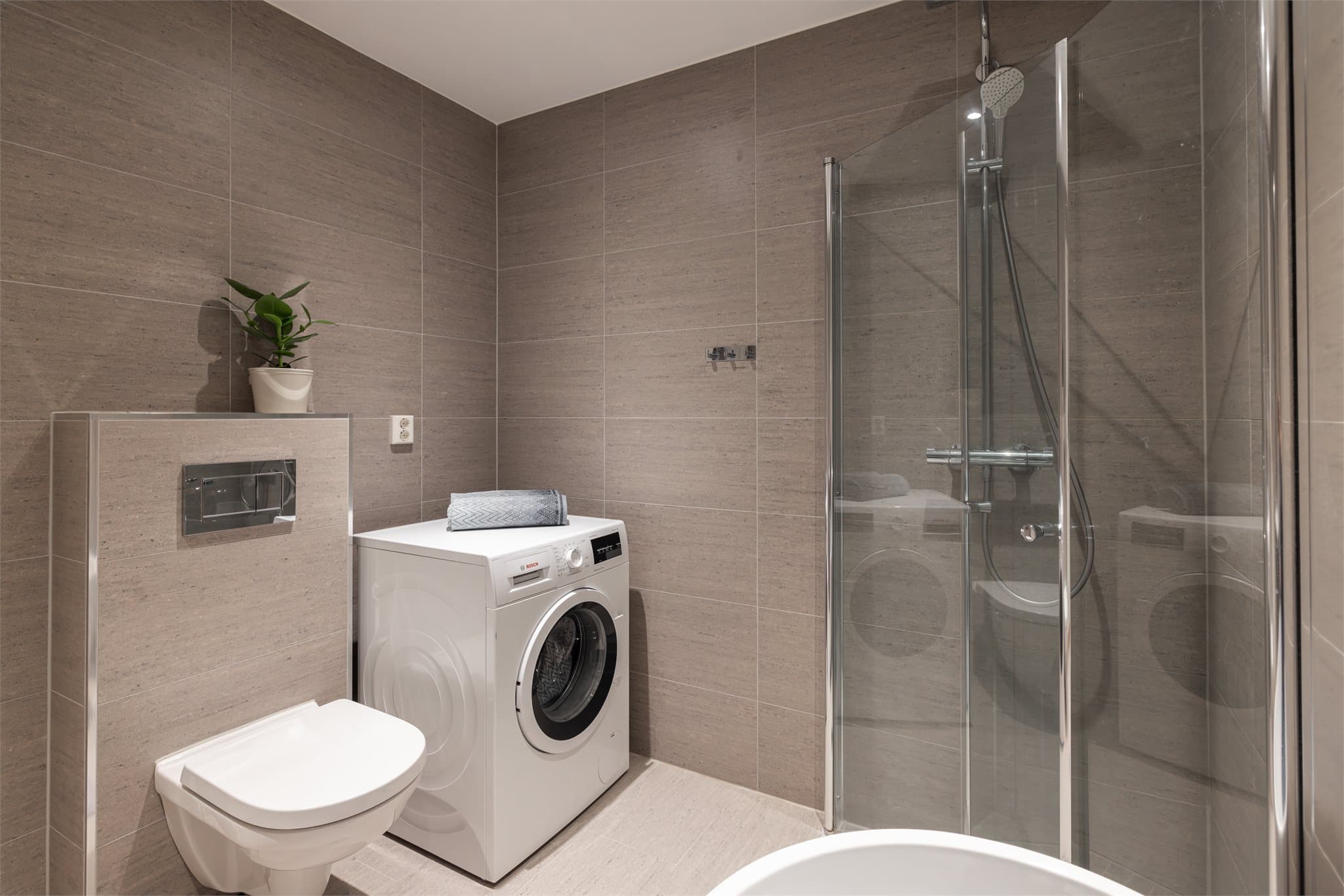 Her er det også vegghengt toalett, varmekabler i gulvet og opplegg for vaskemaskin.