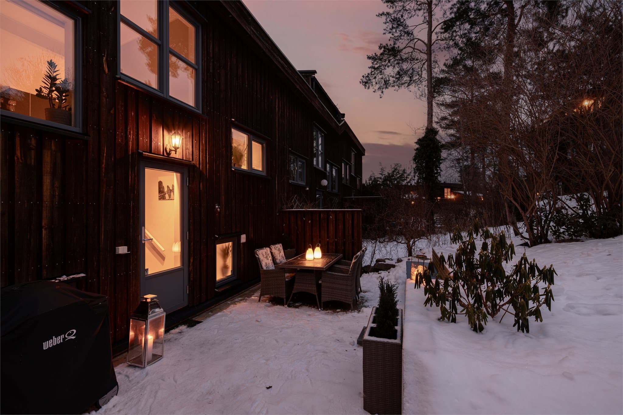 Fra stue- og kjøkkensonen er det utgang til en ny, sørøstvendt terrasse på 18 m², bygget i 2023.