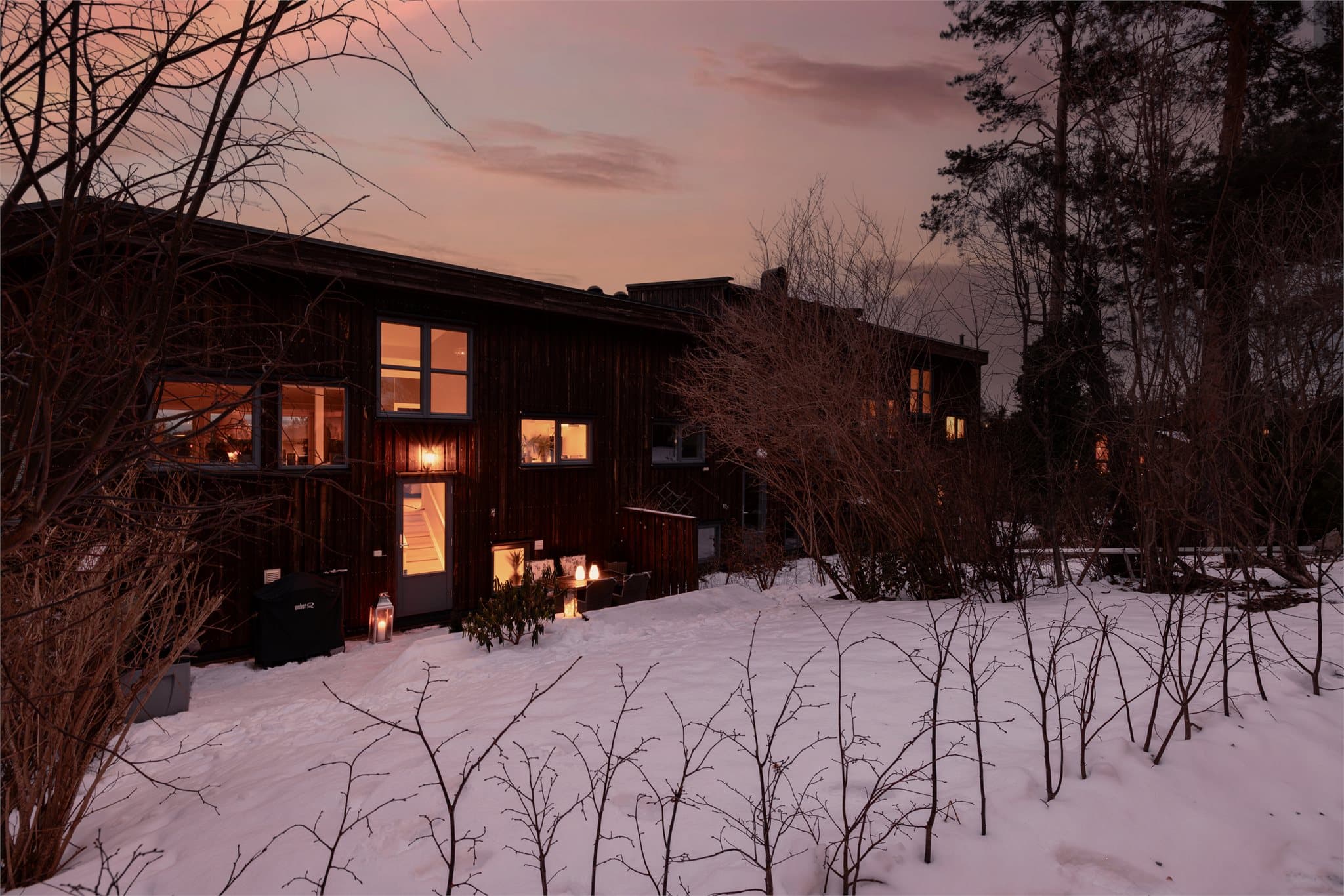 Boligen har flere fine uteplasser med gode solforhold.