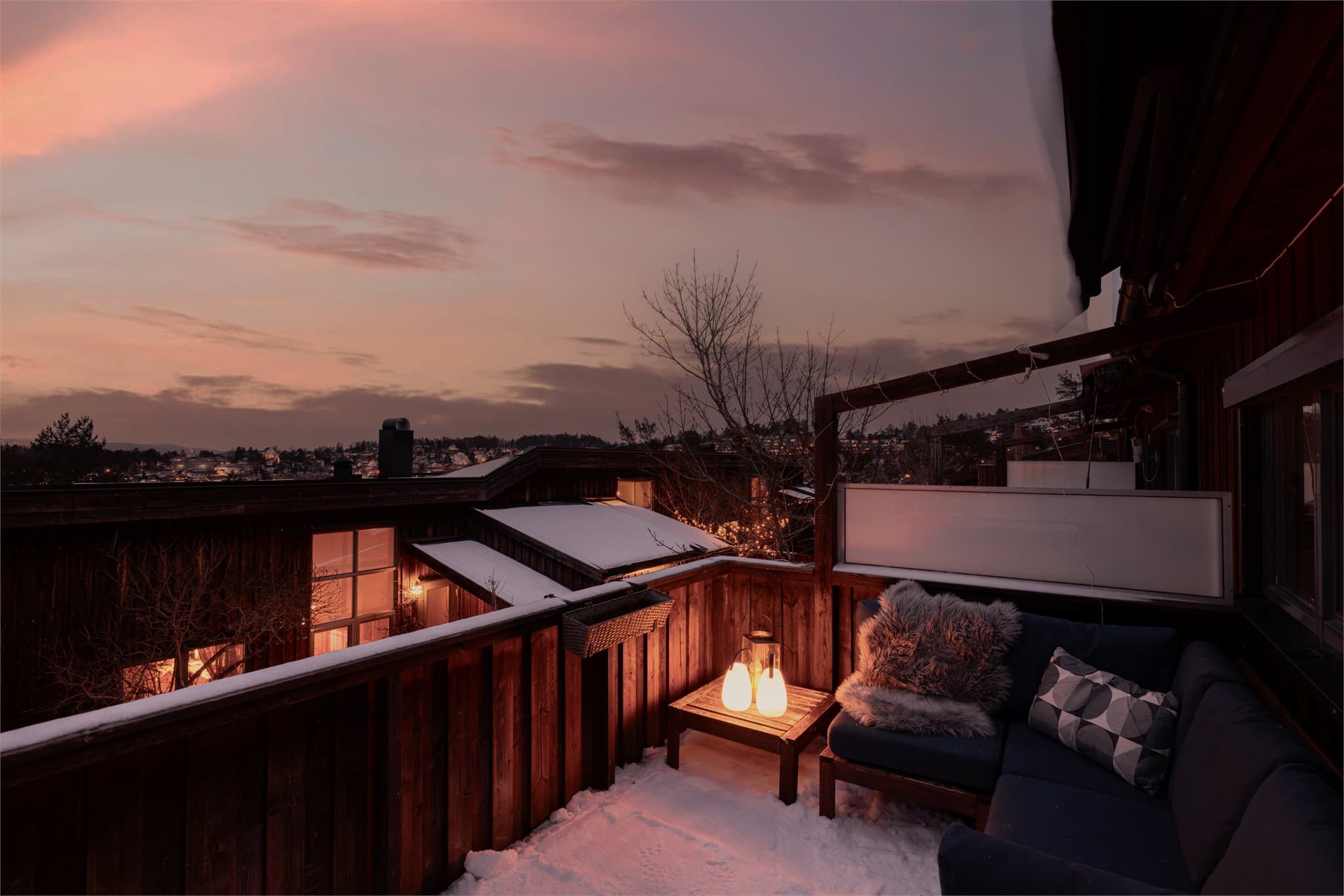 En lun og privat uteplass med fantastisk utsikt og gode solforhold.