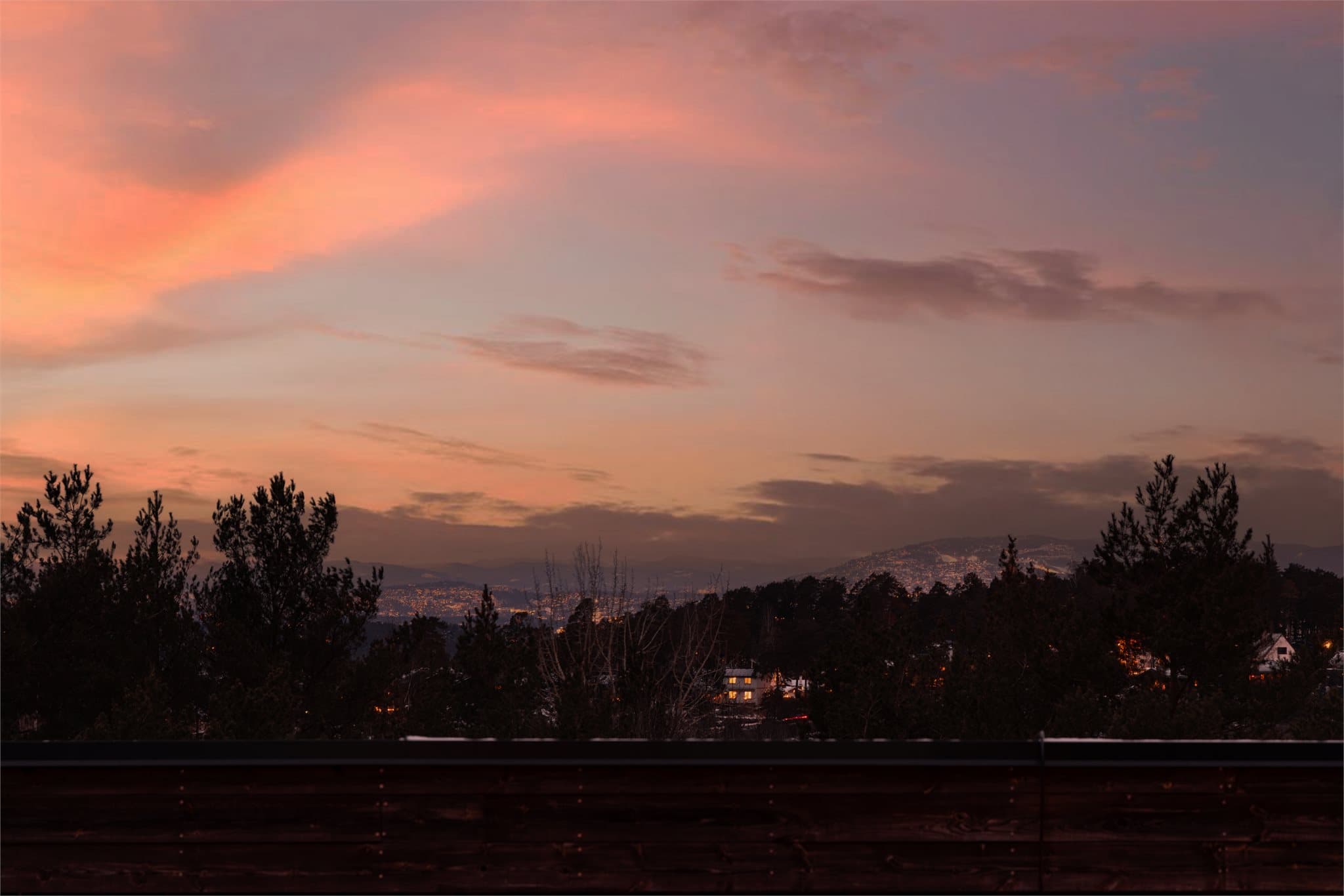 Utsikten strekker seg langt og gir et vakkert skue også på kveldstid.