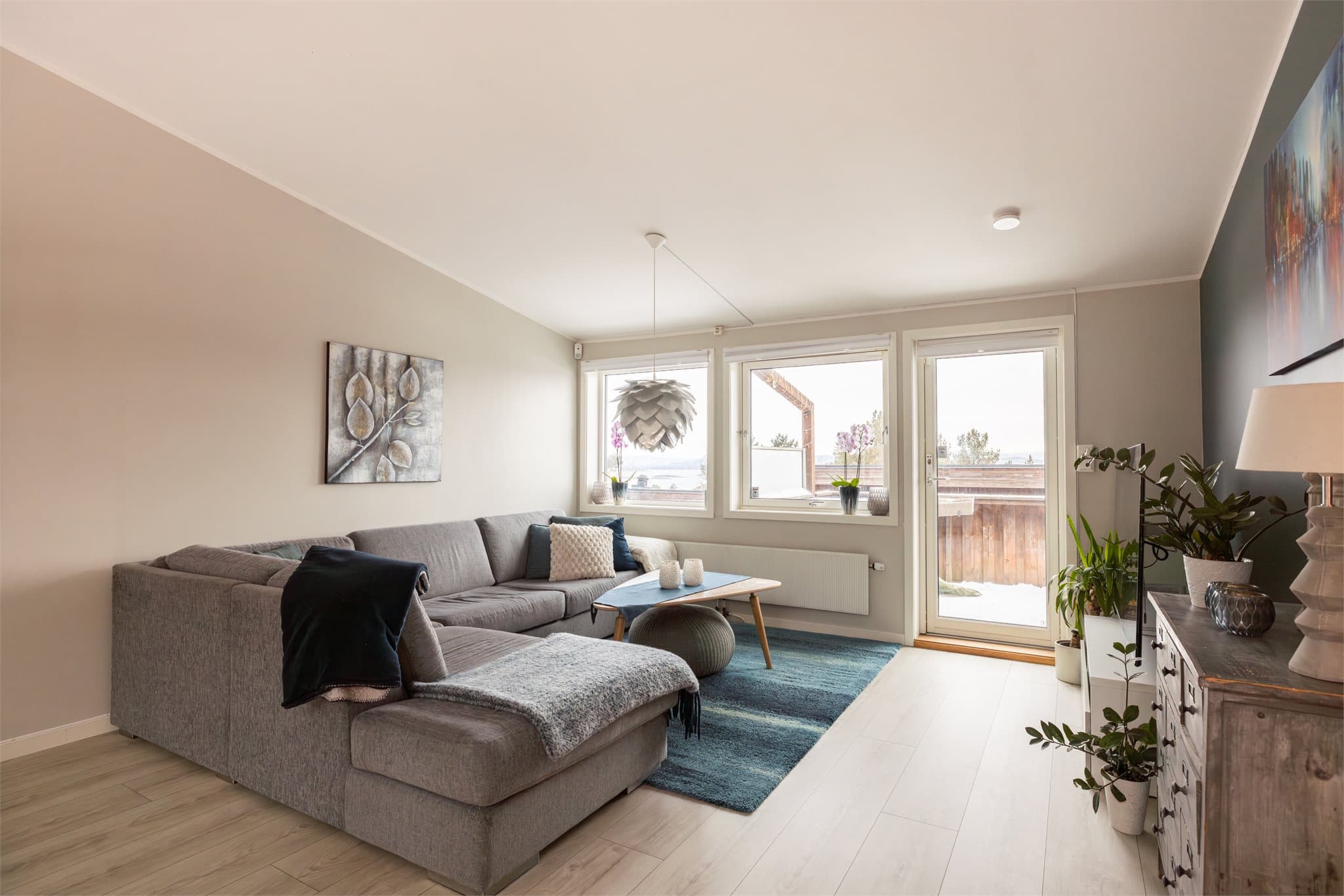 Store vindusflater slipper inn rikelig med lys, og radiatorer sørger for jevn varme.