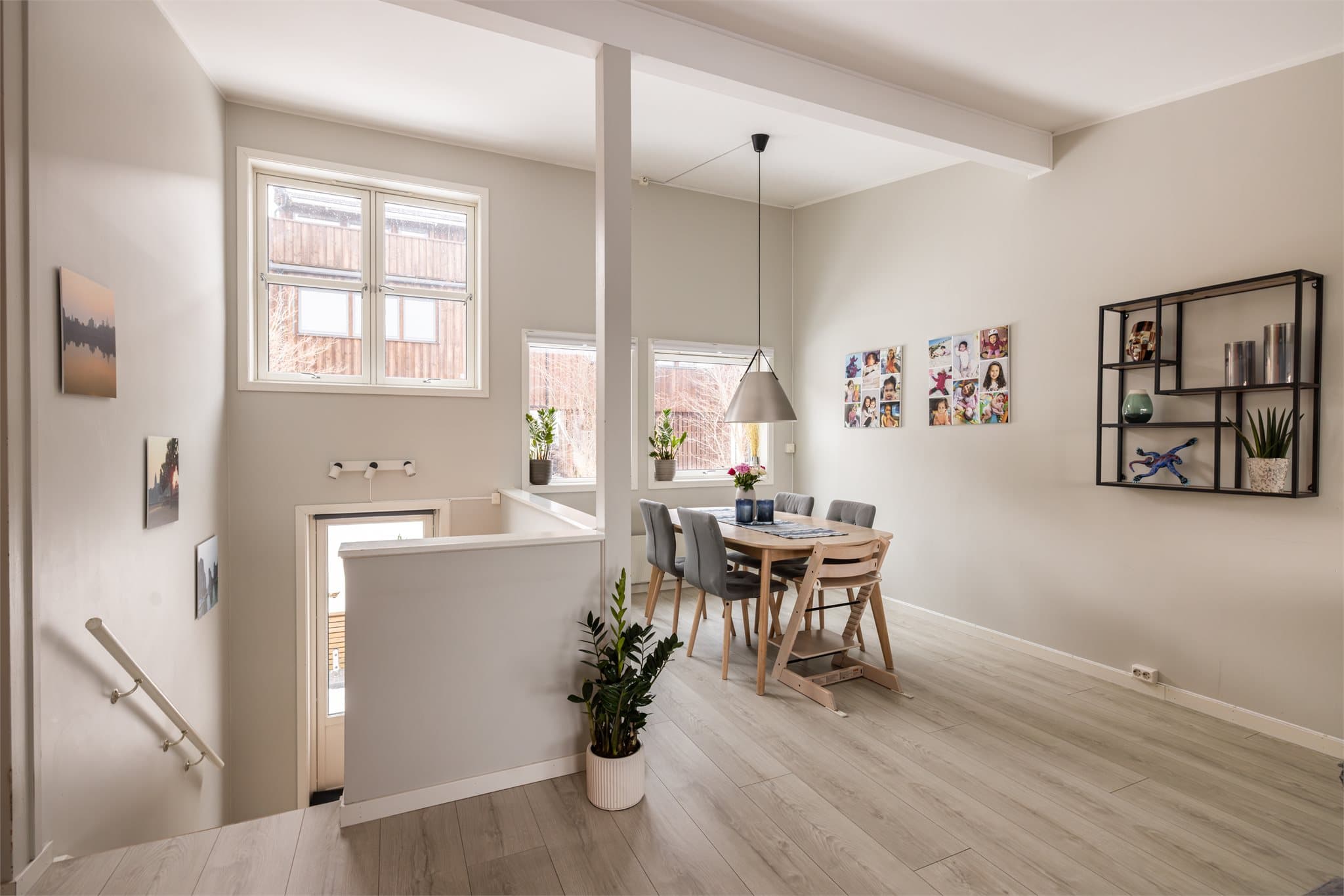 Her oppe møtes du av en åpen og luftig løsning med plass til en hyggelig spiseplass.