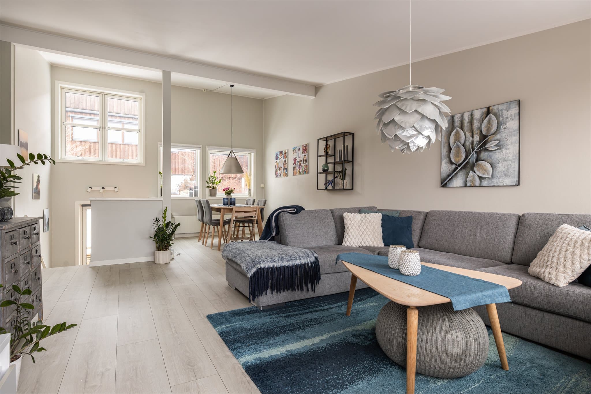 Den imponerende takhøyden med skråtak, som varierer fra 2,2 til 3,5 meter, gir en fantastisk romfølelse.