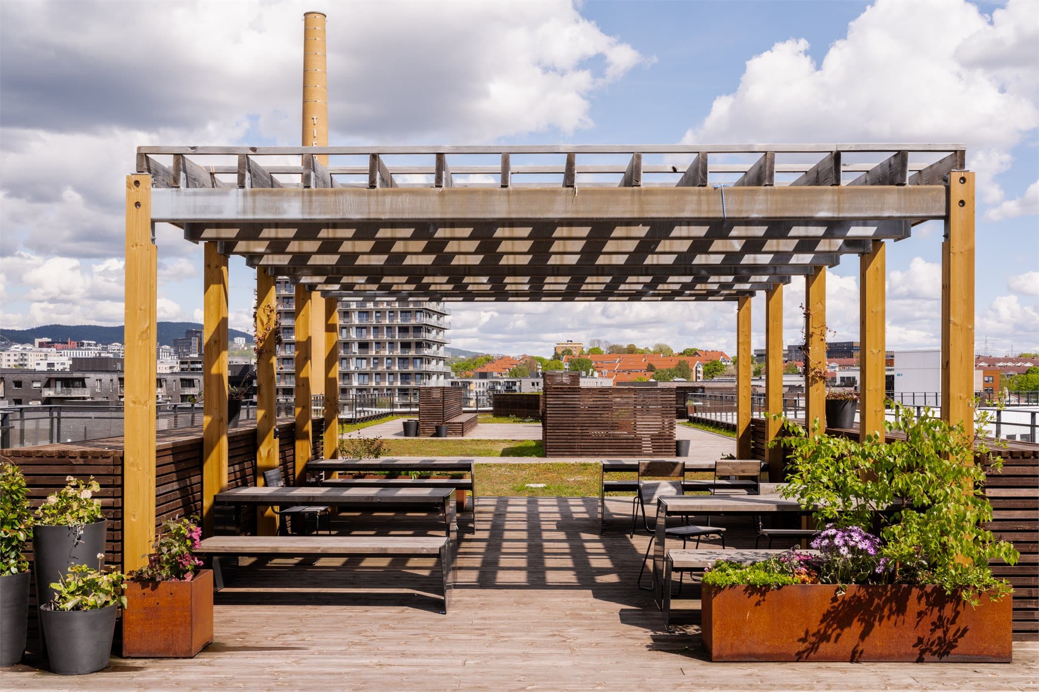 Her er det rikelig med plass til både avslapning og sosiale sammenkomster, med flere sittegrupper og solsenger tilgjengelig.