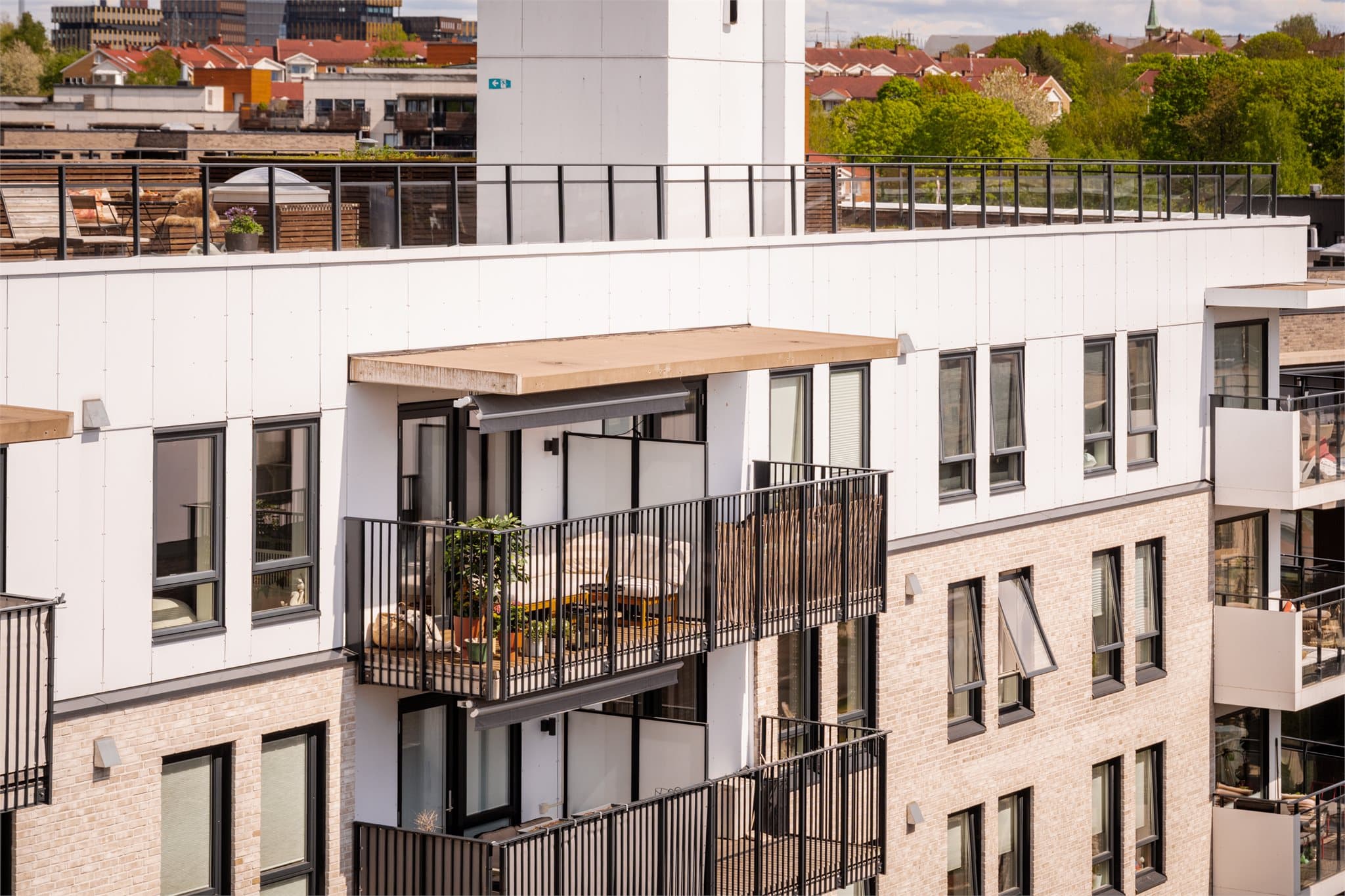 Høyt og fritt i 6. etasje! En etasje opp finner dere sameiets takterrasse.