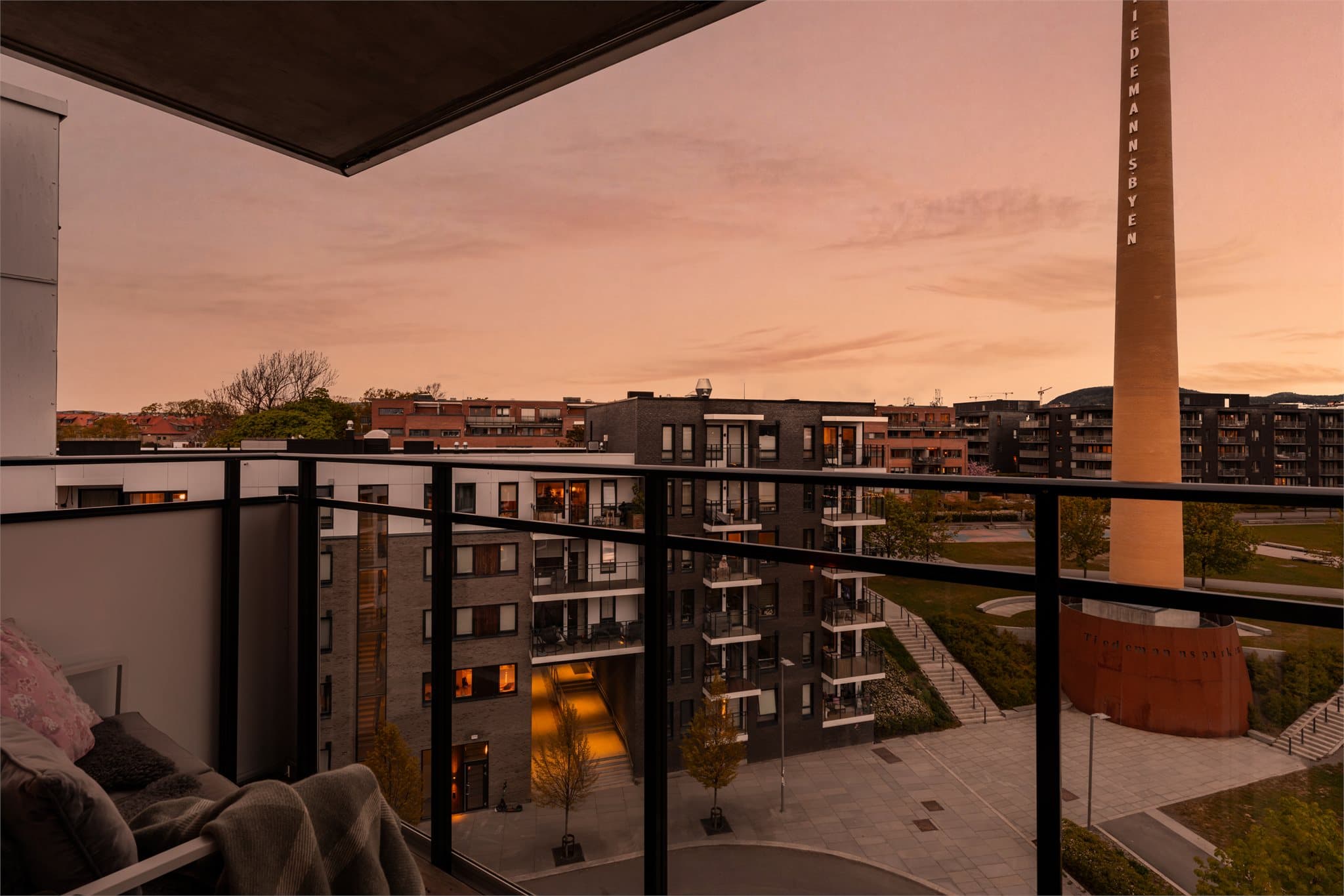 Fra stuen er det utgang til en nordøstvendt balkong med utsyn mot nærområdet.