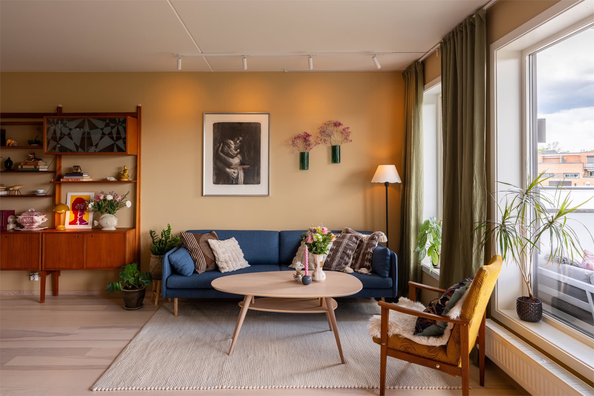Rommet har gode møbleringsmuligheter med plass til både sofagruppe og spisegruppe.