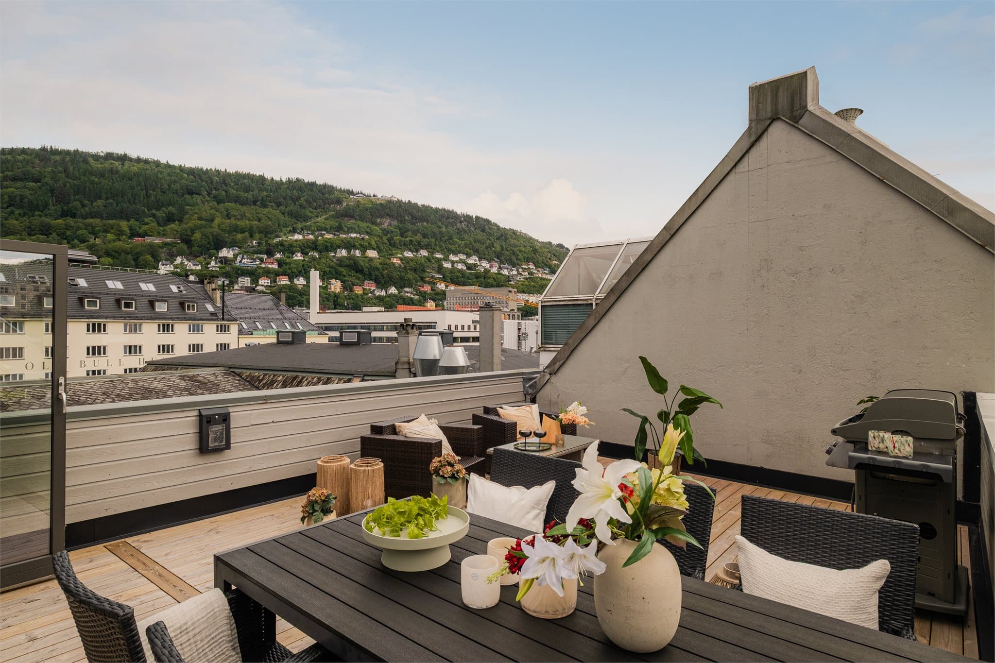 - La blikket hvile under solen, med utsikt over bla. Fløyen og Den Nasjonale Scene -