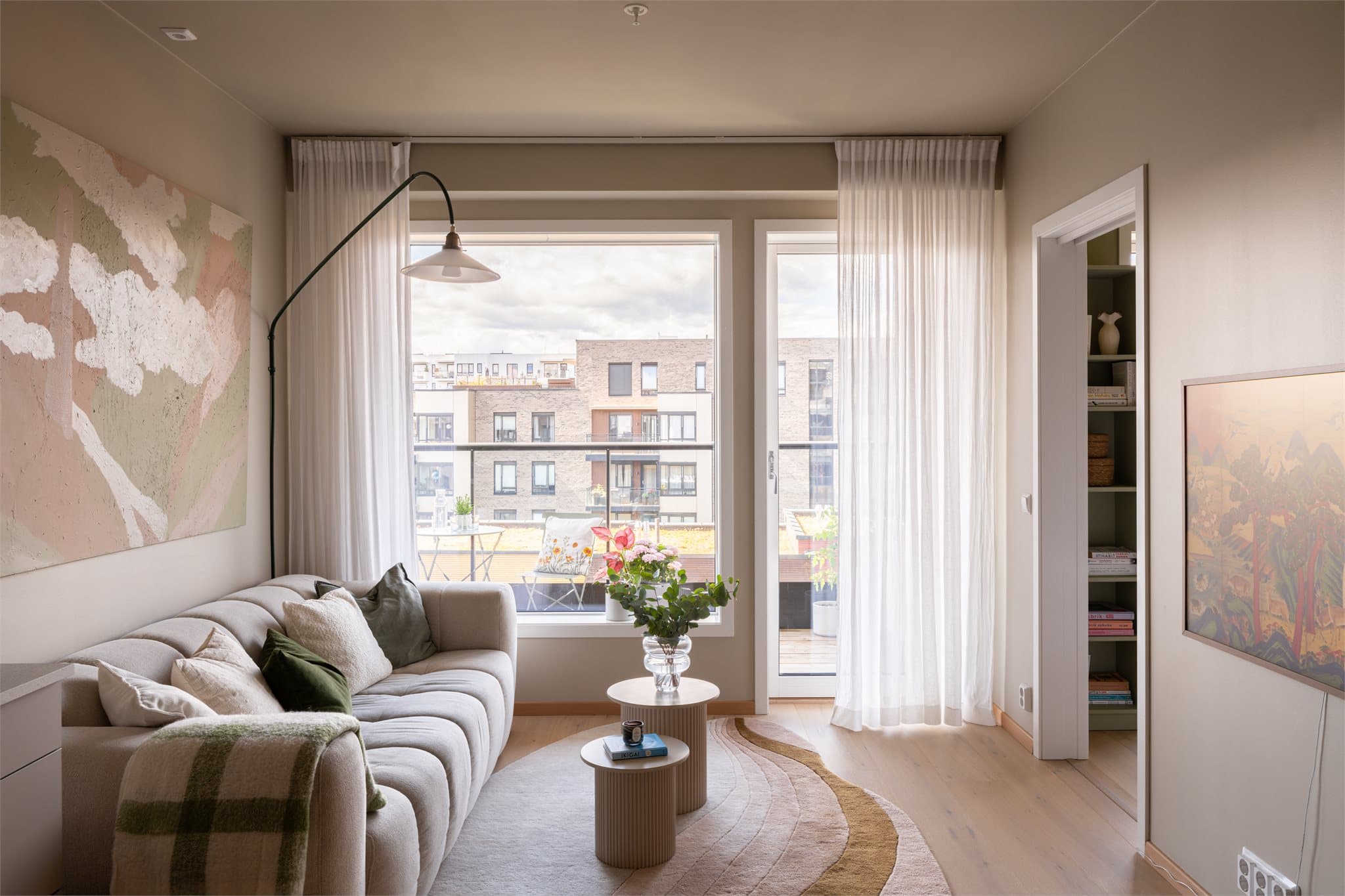 Leiligheten oppleves svært lys og luftig - her bor du på toppen av bygget med fri utsikt og masse lys.