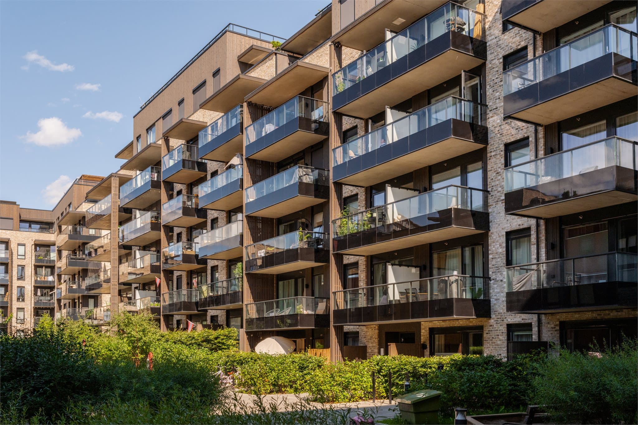 Ensjø har de siste årene utviklet seg til å bli en av Oslos mest spennende bydeler, der moderne boligprosjekter, grønne møteplasser og et stadig voksende service- og handelstilbud skaper et attraktivt bomiljø.