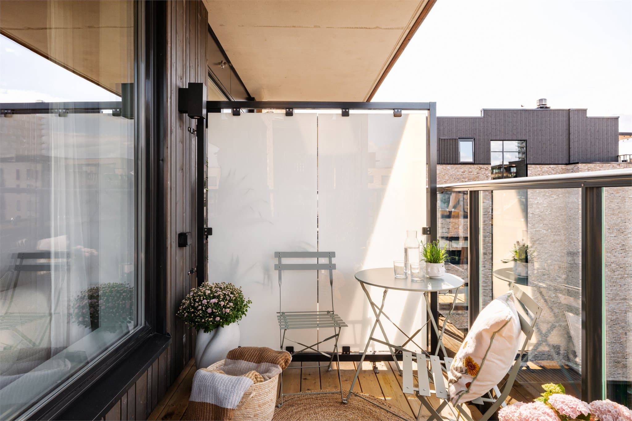 Montert levegg for ekstra skjerming.
