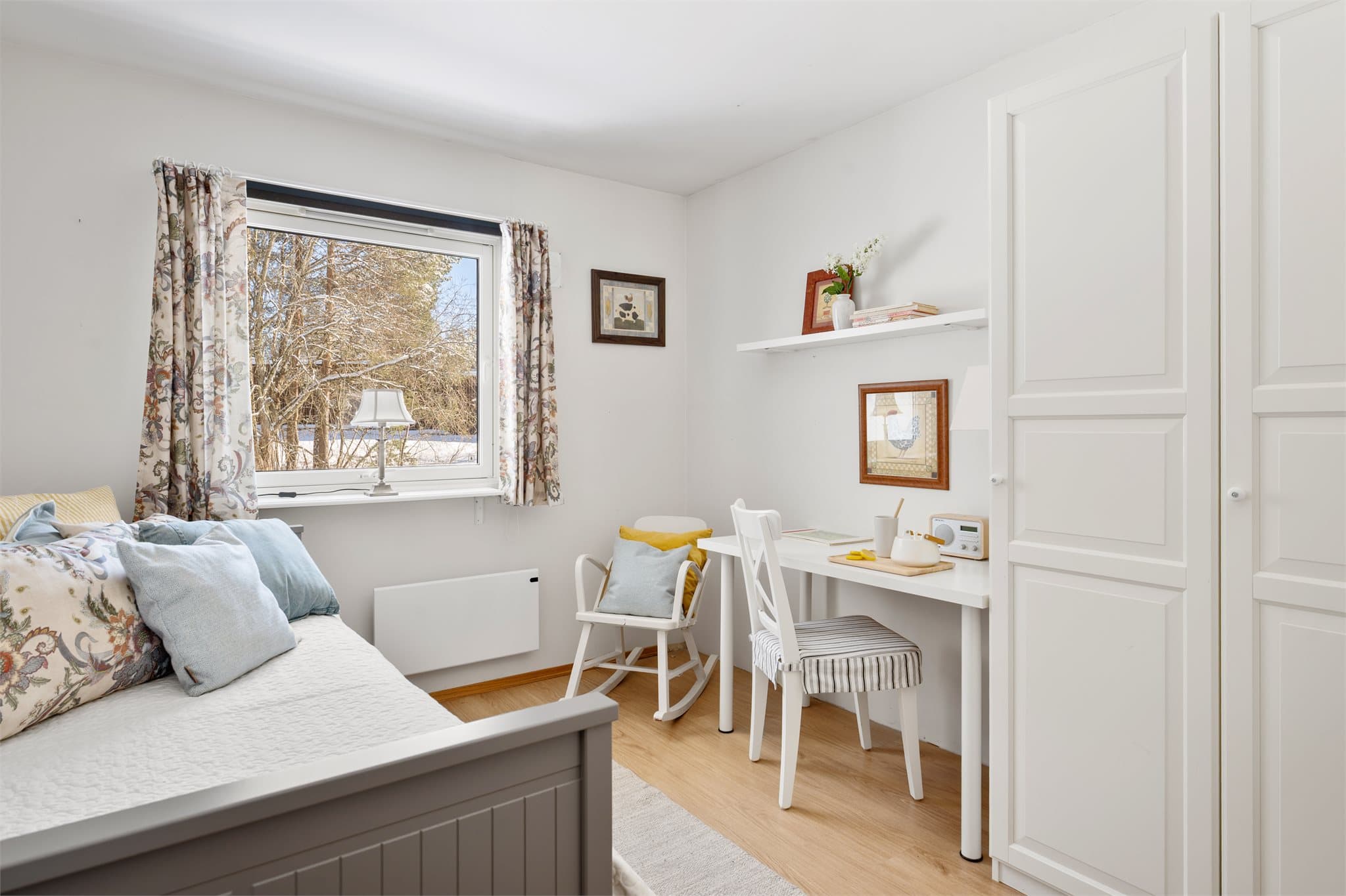 Mulighetsrom: Soverom nr. 1 er et lyst og trivelig rom. Her er det god plass til stor seng, skrivepult og garderobeskap, noe som gir rommet både funksjonalitet og fleksibilitet – perfekt som hovedsoverom, barnerom eller hjemmekontor.