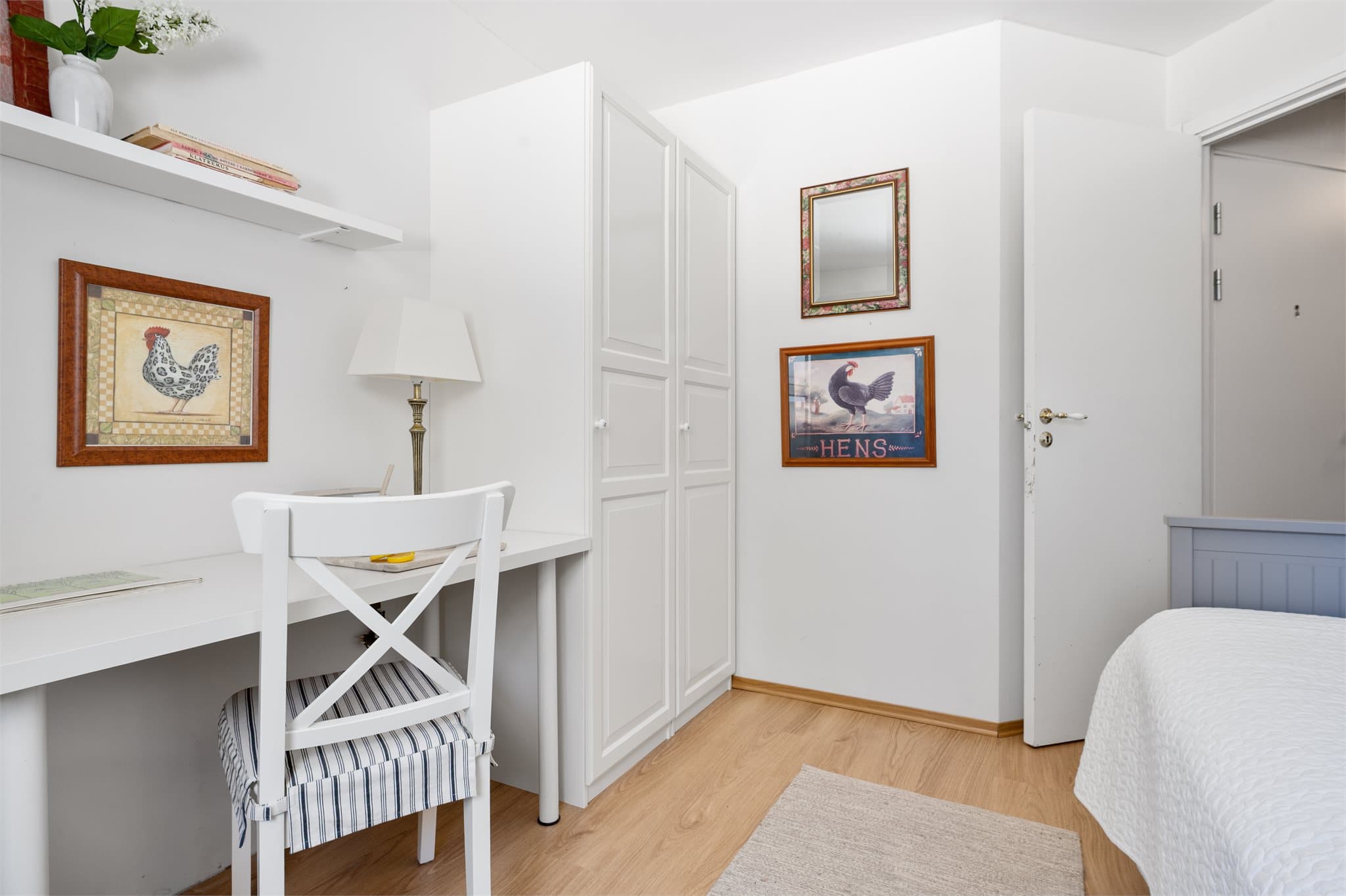 Første til høyre: Soverom nr. 1 er et lyst og trivelig rom med adkomst direkte fra entréen, som gjør det enkelt tilgjengelig og praktisk i hverdagen.