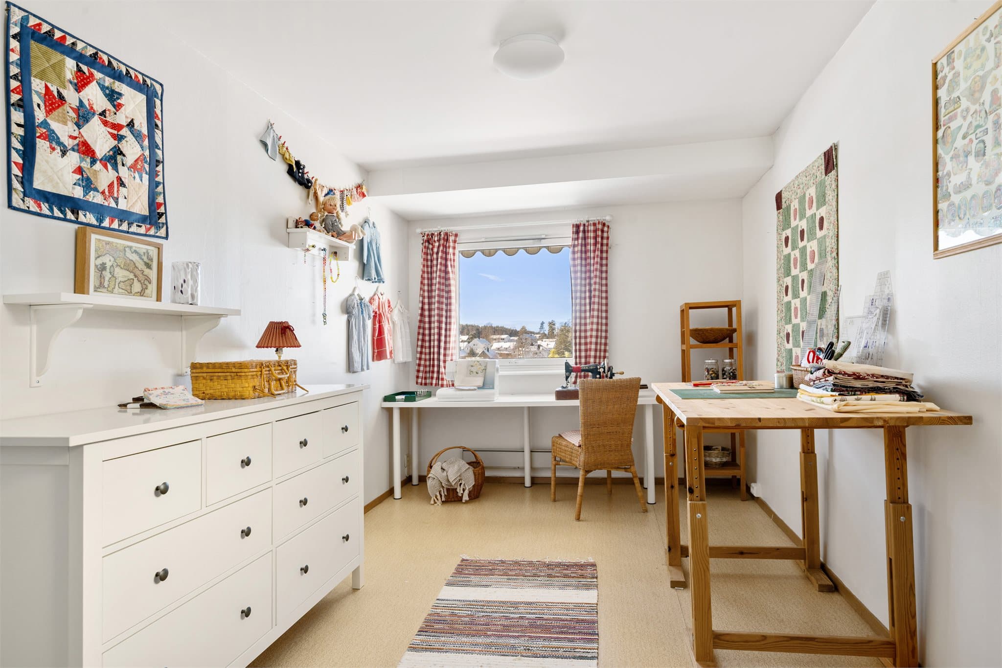 Mulighetsrom: Hovedsoverommet benyttes i dag som et hobbyrom/syrom med gode arbeidsflater.