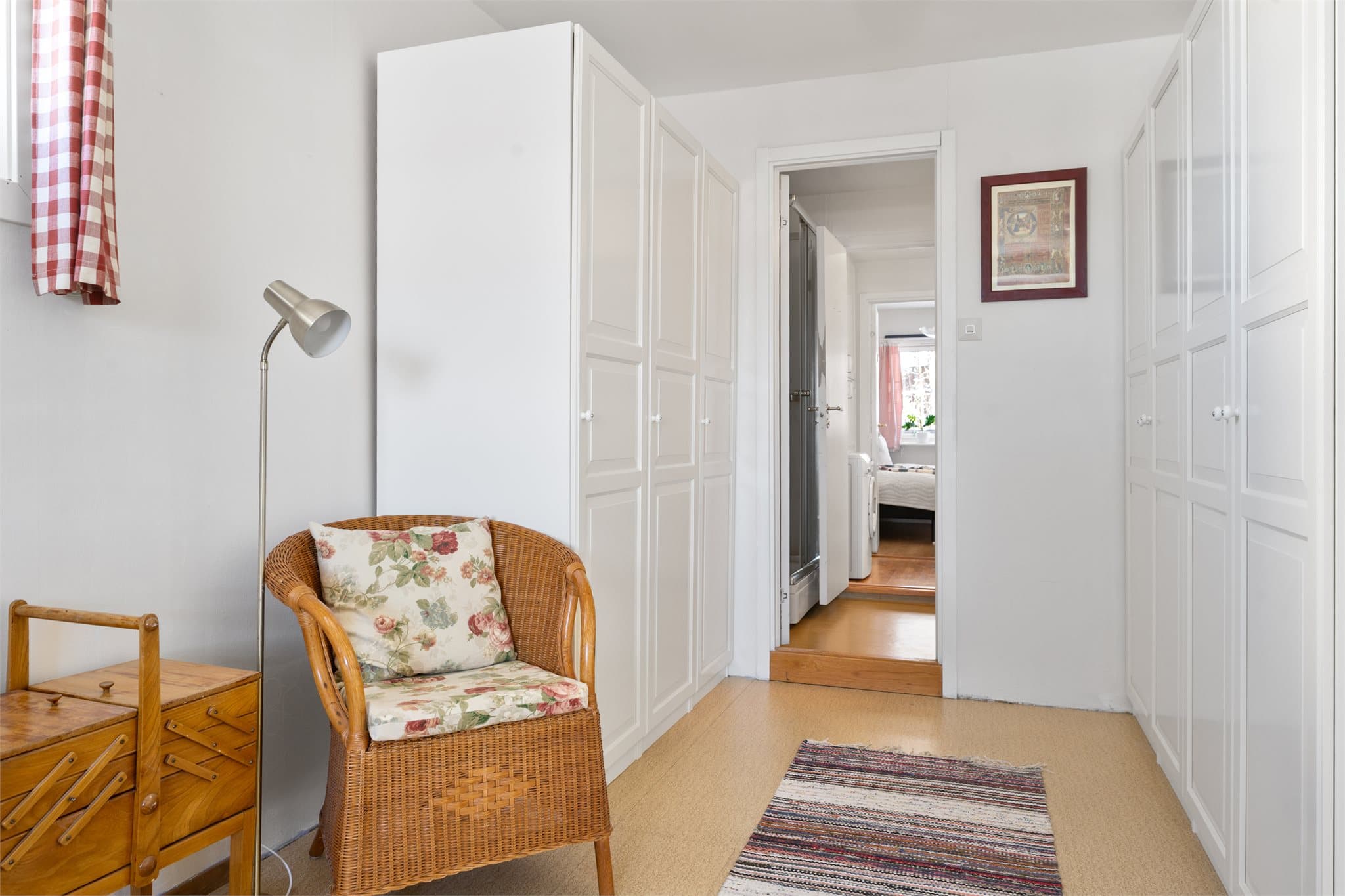 Walk in, walk out: Før du trer inn på badet, finner du doble garderobeskap som gir rikelig med oppbevaringsplass – en løsning som ofte brukes som en praktisk “walk-through”-garderobe, hvor klær og tilbehør holdes ryddig og lett tilgjengelig.