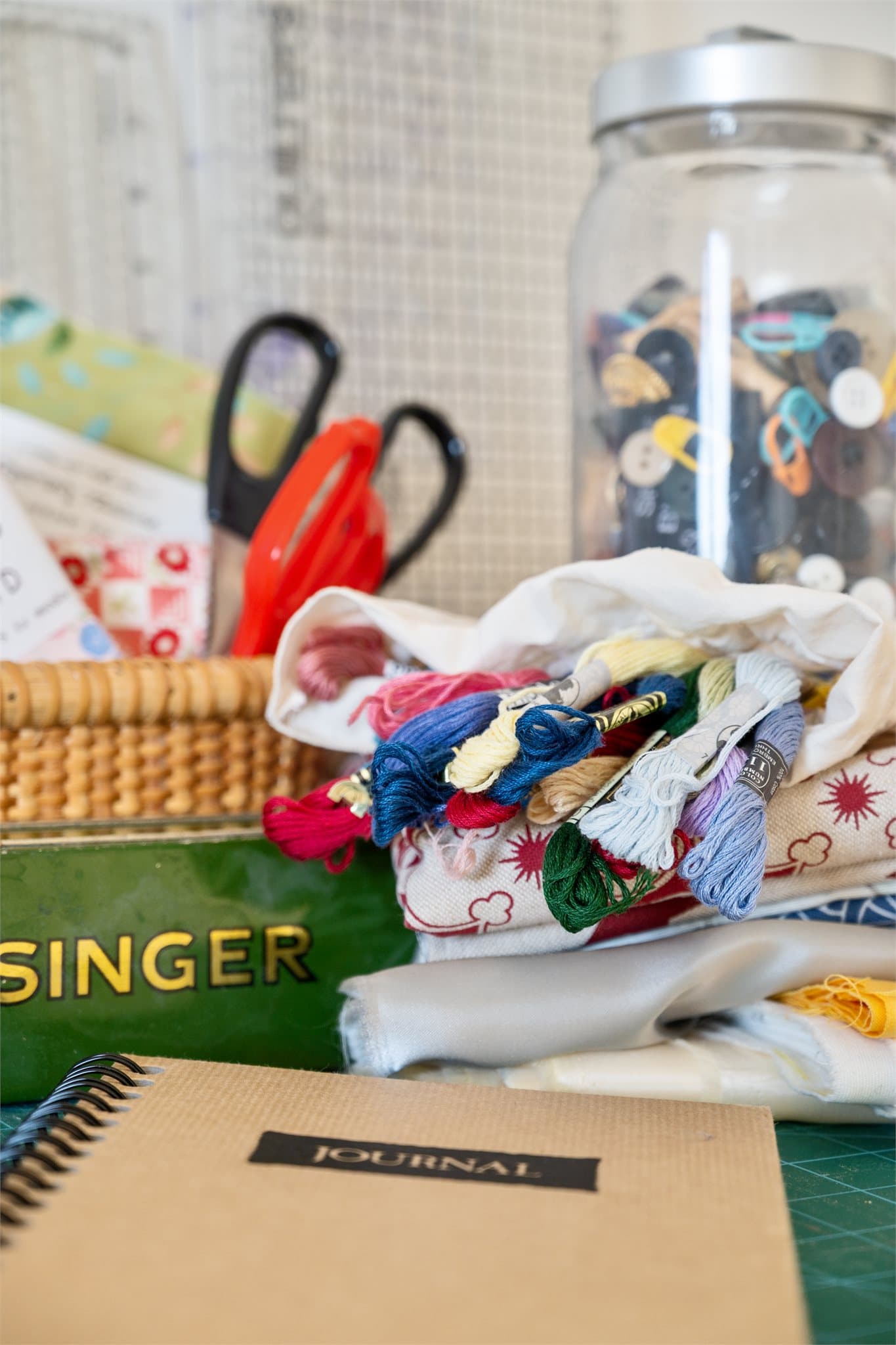 Livets søm eller sømløs overgang til neste kapittel: En klassisk Singer-symaskin og fargerike tråsneller – et innslag som både forteller historie og tilfører varme, sjel og personlig karakter til hjemmet.