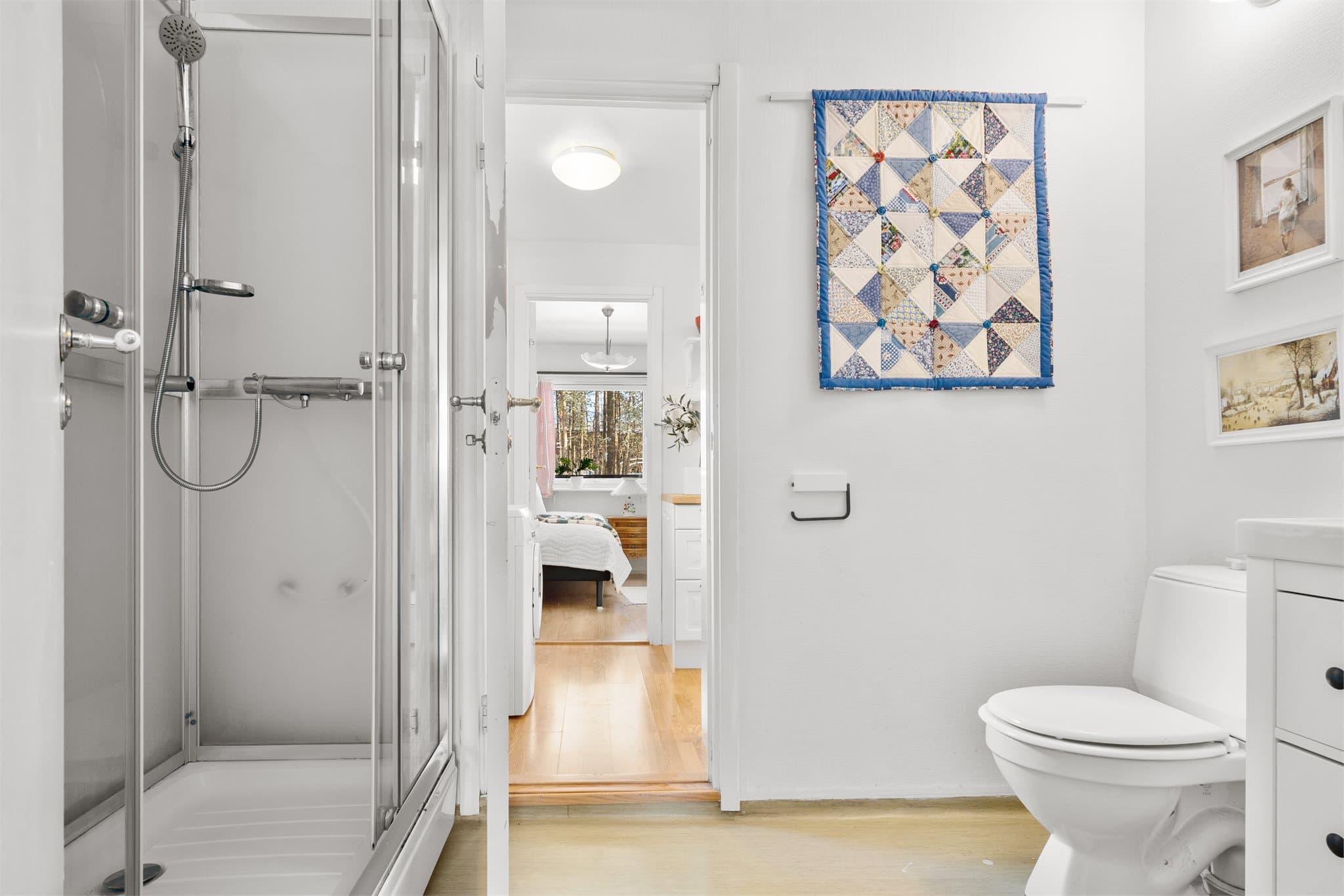 Idéer i dusjen: Dusjkabinettet gir en enkel og effektiv dusjløsning, mens stråleovn på veggen sørger for rask og behagelig varme, slik at badet alltid er lun og innbydende.