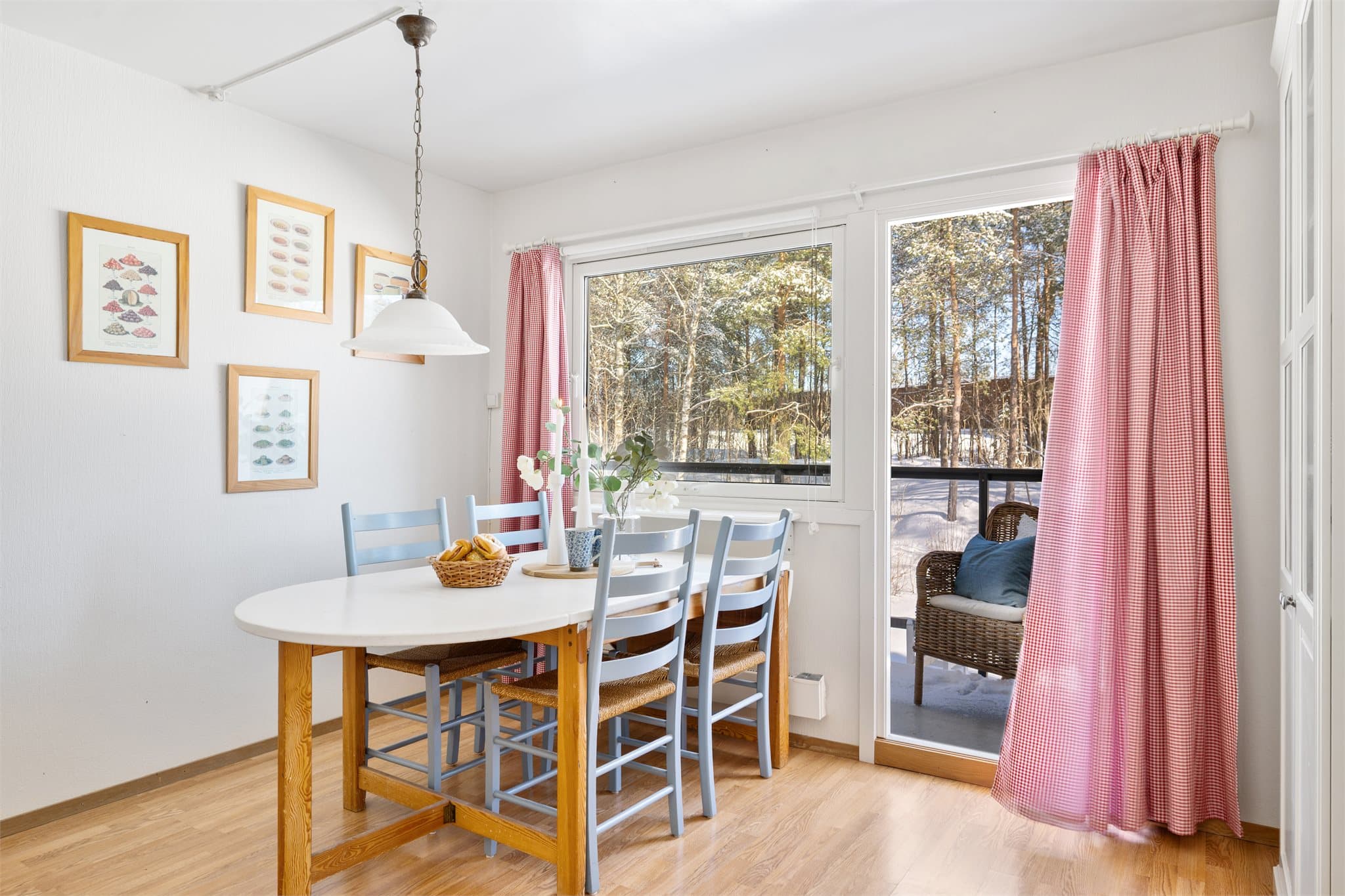 "Løv" ved første blikk: Frokostbalkongen har morgensol og har plass til sittegruppe, putekasse og andre utemøbler, og fungerer som et hyggelig forlengelse av kjøkkenet, hvor du kan nyte frokost, lese avisen eller bare slappe av i frisk luft.