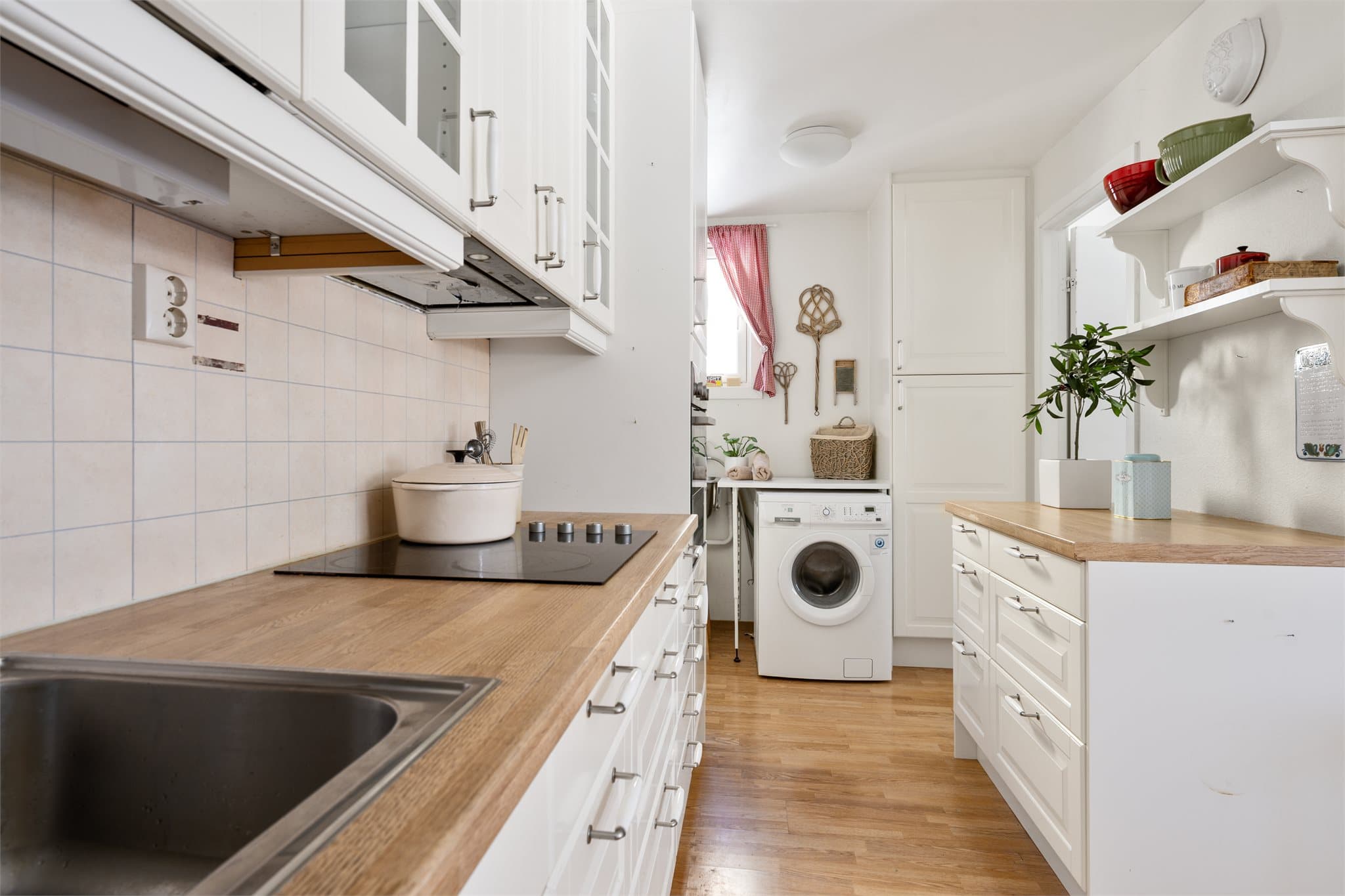 Boltreplass: Her er det rom for både kaffemaskin og småapparater uten at det går på bekostning av arbeidsområdet.