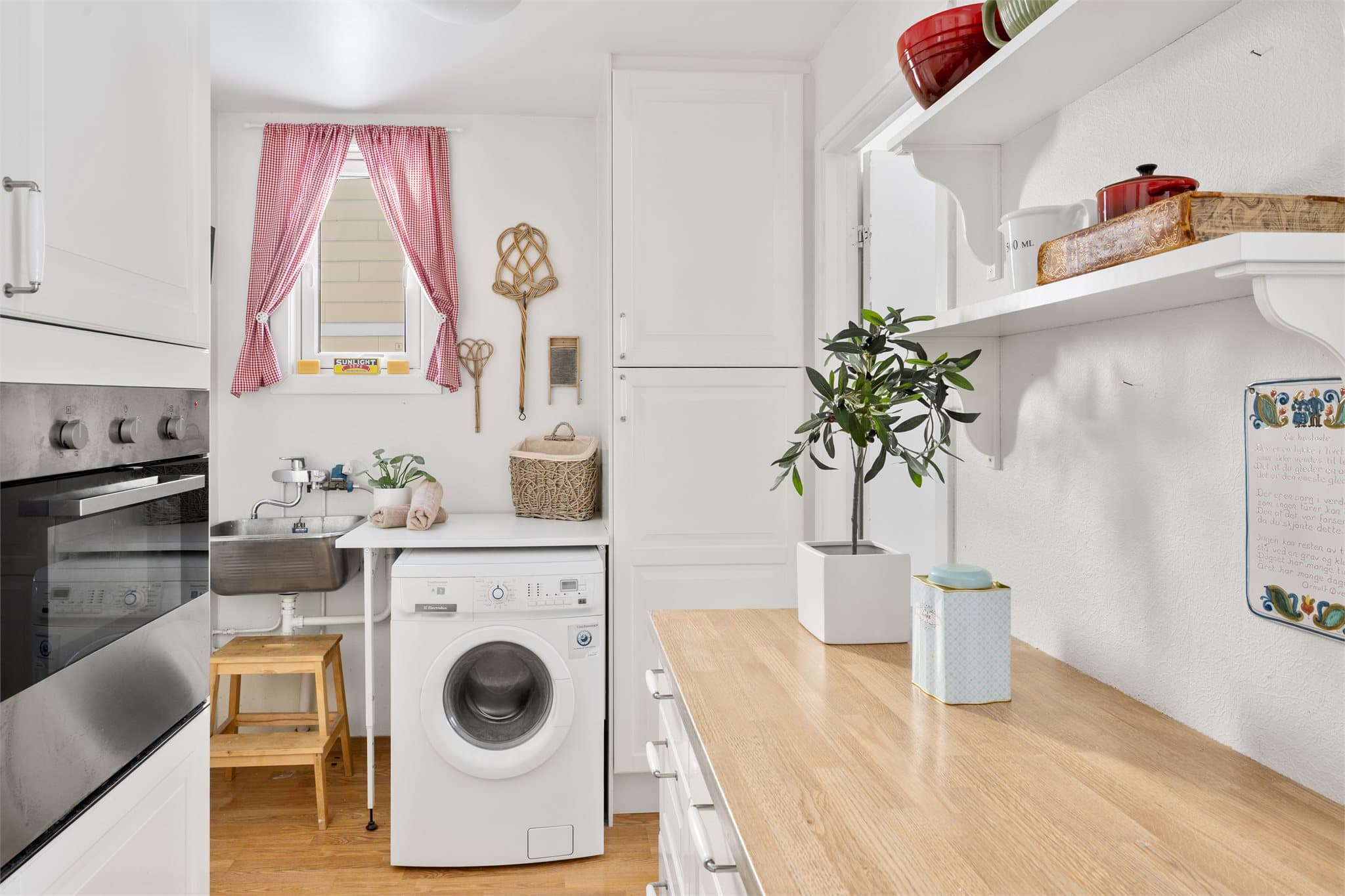 Smart plassert: Innerst på kjøkkenet finner du et avdelt grovkjøkken. Her er det opplegg for vaskemaskin, utslagsvask og høyskap med god plass til langkost, mopp og rengjøringsutstyr.