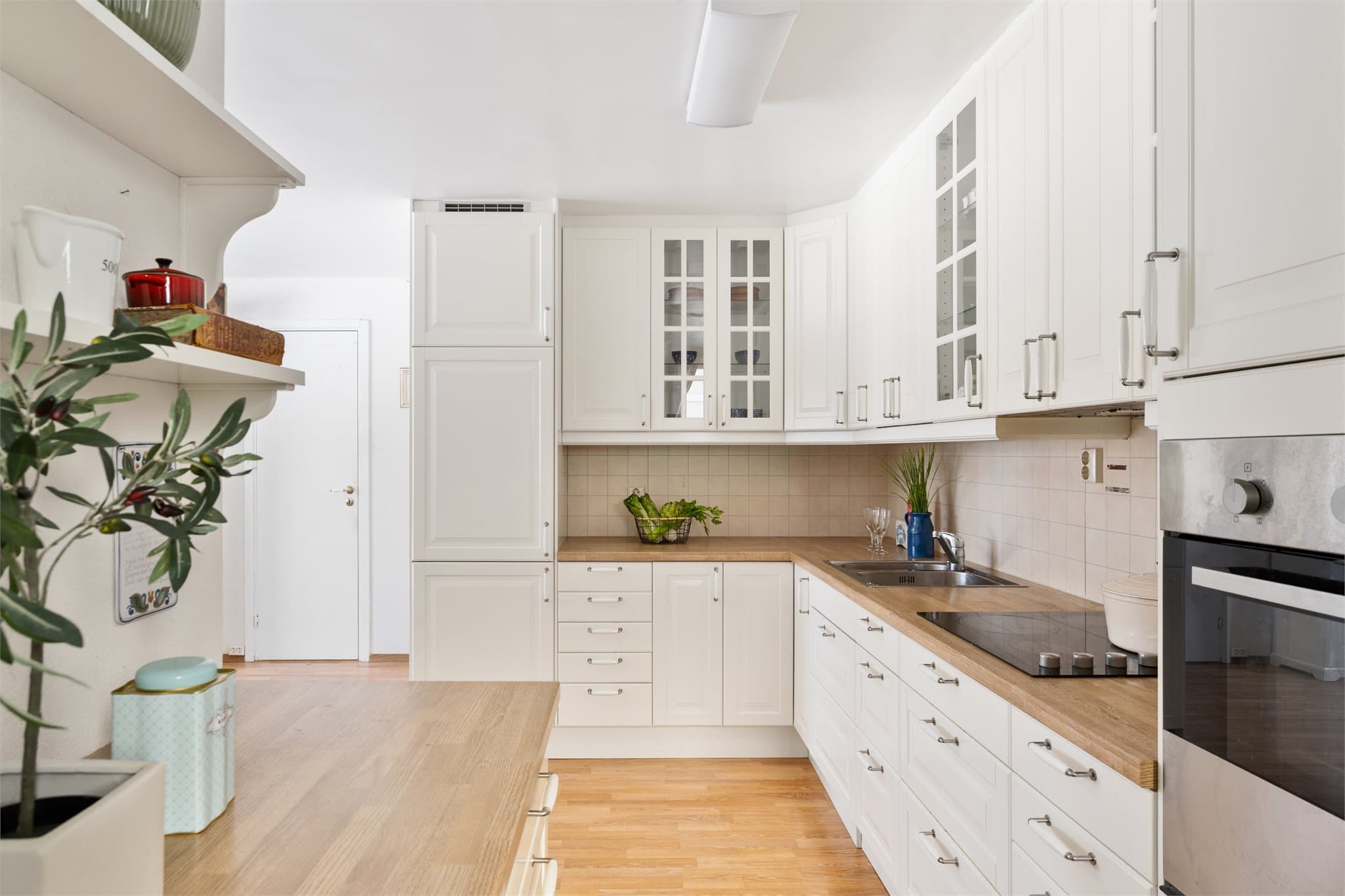 Barista, baker eller bartender: Det er avsatt en egen plass til din egen Baristastasjon, noe som gir ekstra benkeplass og gode arbeidsflater – perfekt for deg som setter pris på orden og system på kjøkkenet.