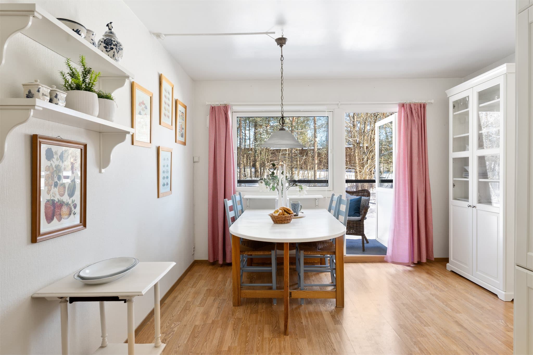 Plass til livet: Den generøse gulvflaten gjør at bord og stoler kan plasseres luftig og komfortabelt, uten at det går på bekostning av bevegelsesfriheten. Dette skaper en sosial og hyggelig atmosfære hvor samtalen flyter like lett som serveringen.