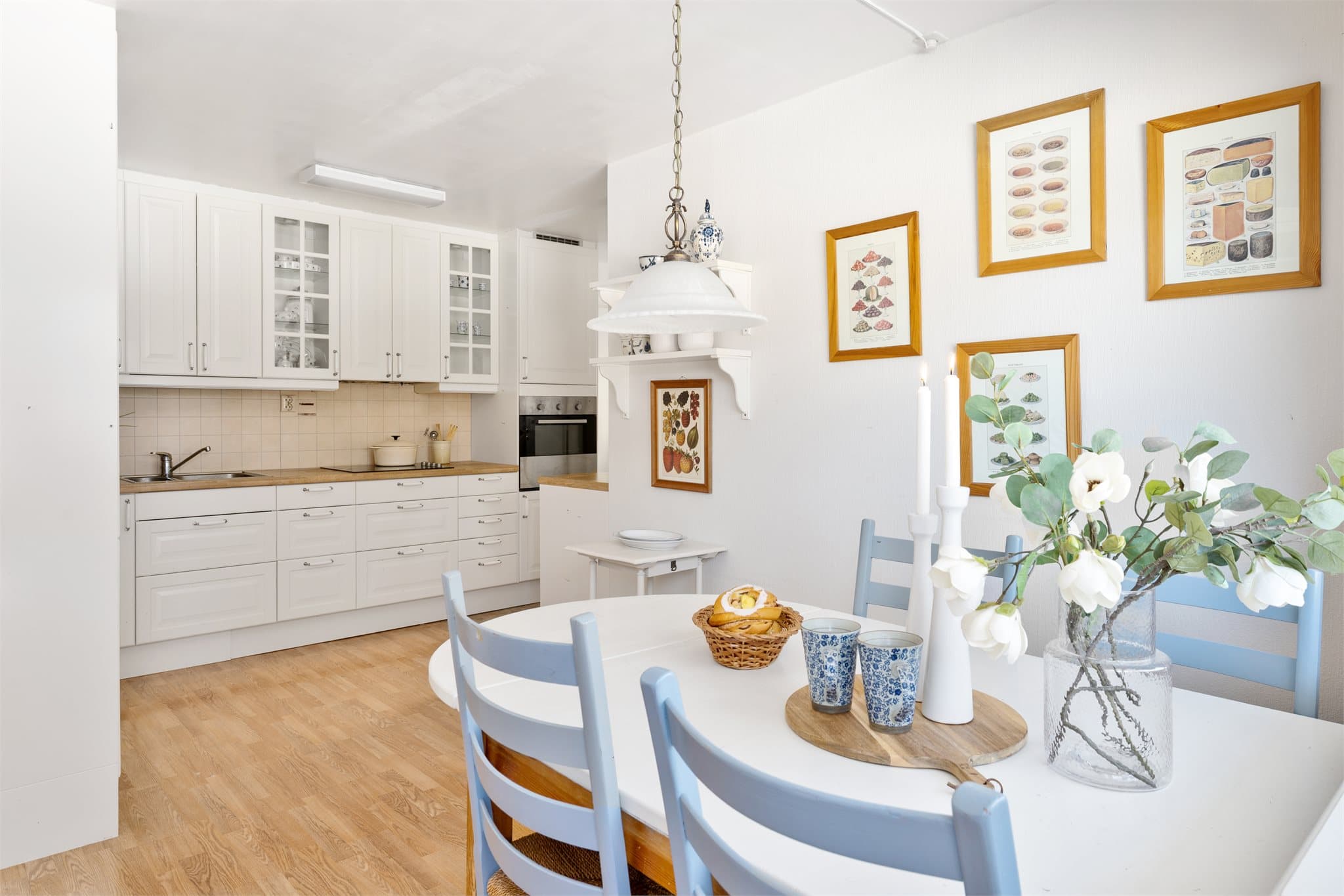 Sosialt spillerom: Kjøkkenet er et av leilighetens høydepunkt – et svært generøst og sosialt rom med plass til både matlaging og hyggelige samlinger rundt spisebordet. Her får du en funksjonell løsning med gode arbeidsflater og rikelig med skapplass.