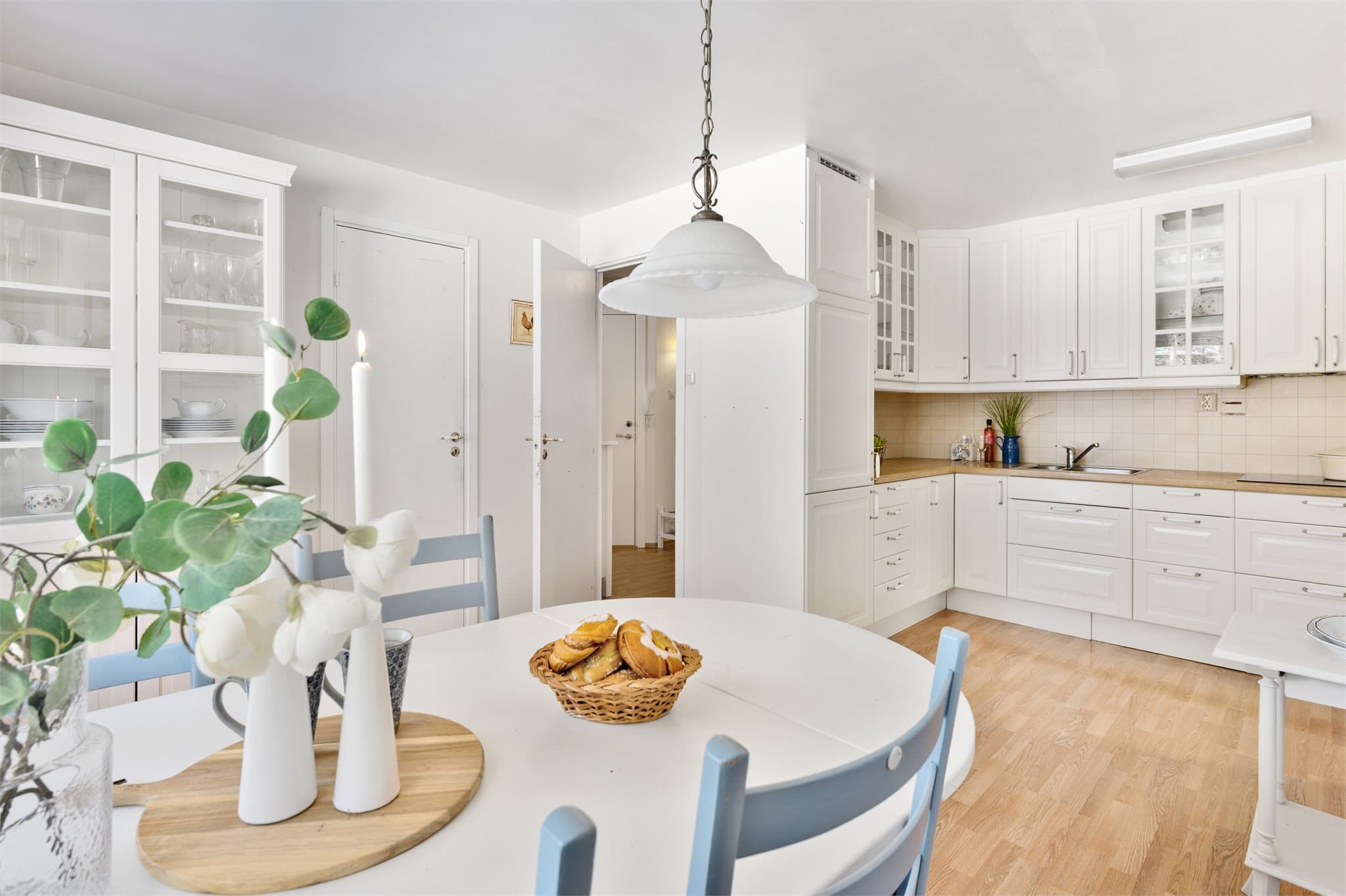 Samlingsplass: Spiseplassen har en fleksibel utforming med god plass til et ovalt spisebord med klaffer – perfekt når familien samles eller man inviterer til selskap. Her kan bordet enkelt utvides ved behov, samtidig som det i hverdagen har god plass.