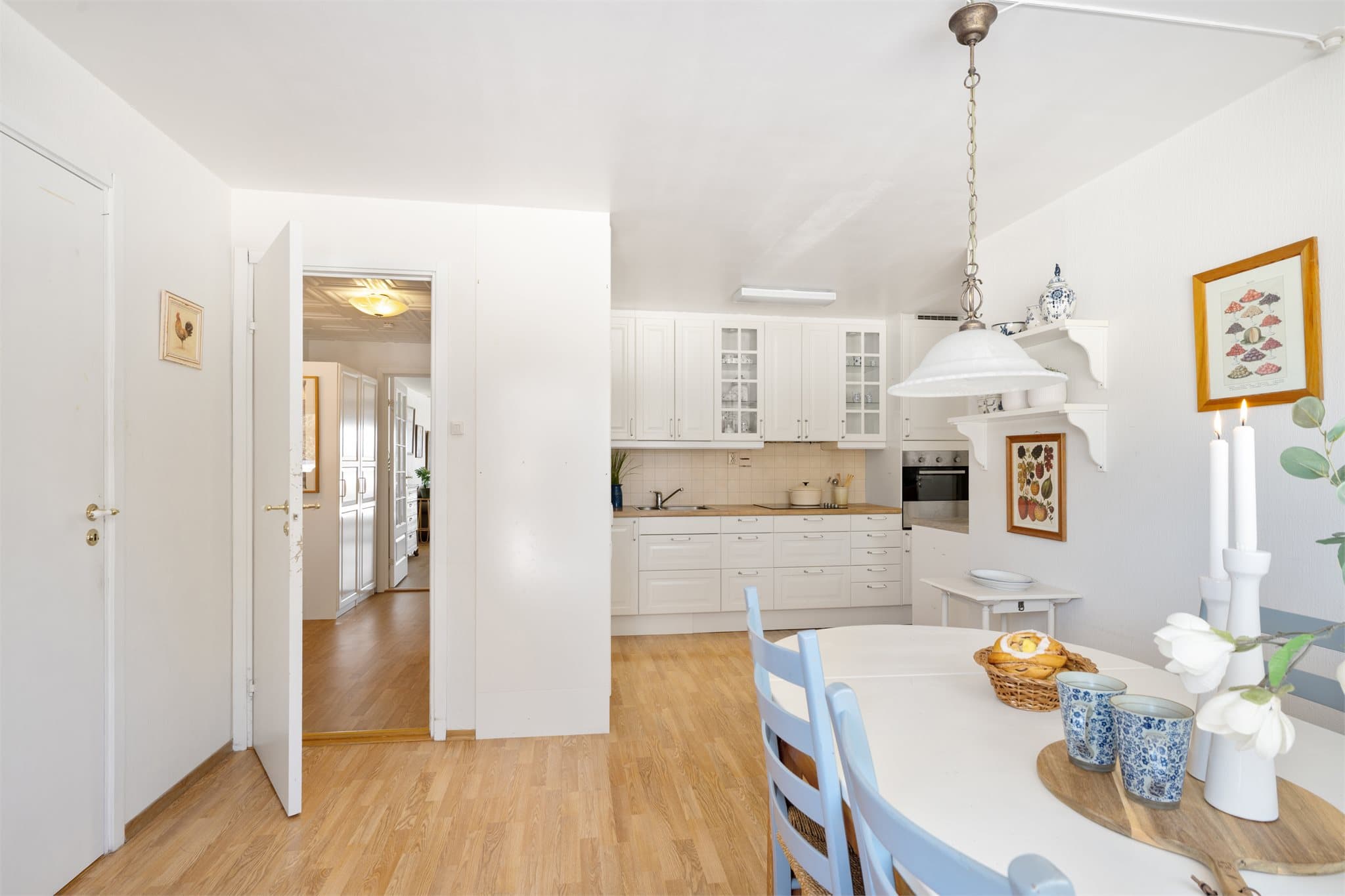 Hjemmets hjerte: Spiseplassen oppleves som en naturlig forlengelse av kjøkkenet, og gir rom for lange frokoster, lekser rundt bordet og minnerike familiemiddager – et sted hvor det virkelig er plass til å samles.