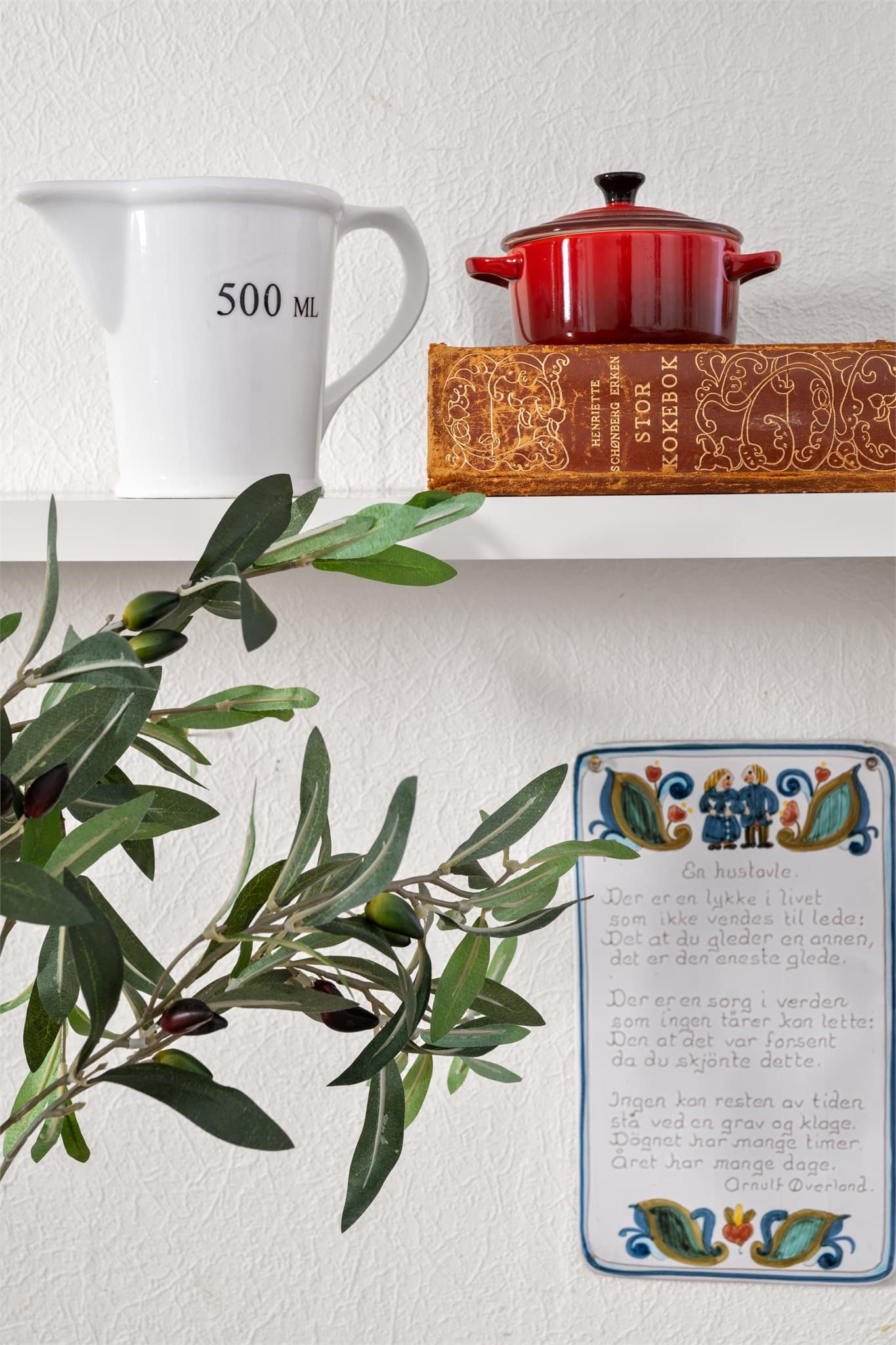 Inspirasjon: Koselig kjøkkenhylle med kokebok og nostalgiske detaljer – en varm og personlig touch som inspirerer til matlaging og hyggelige stunder.