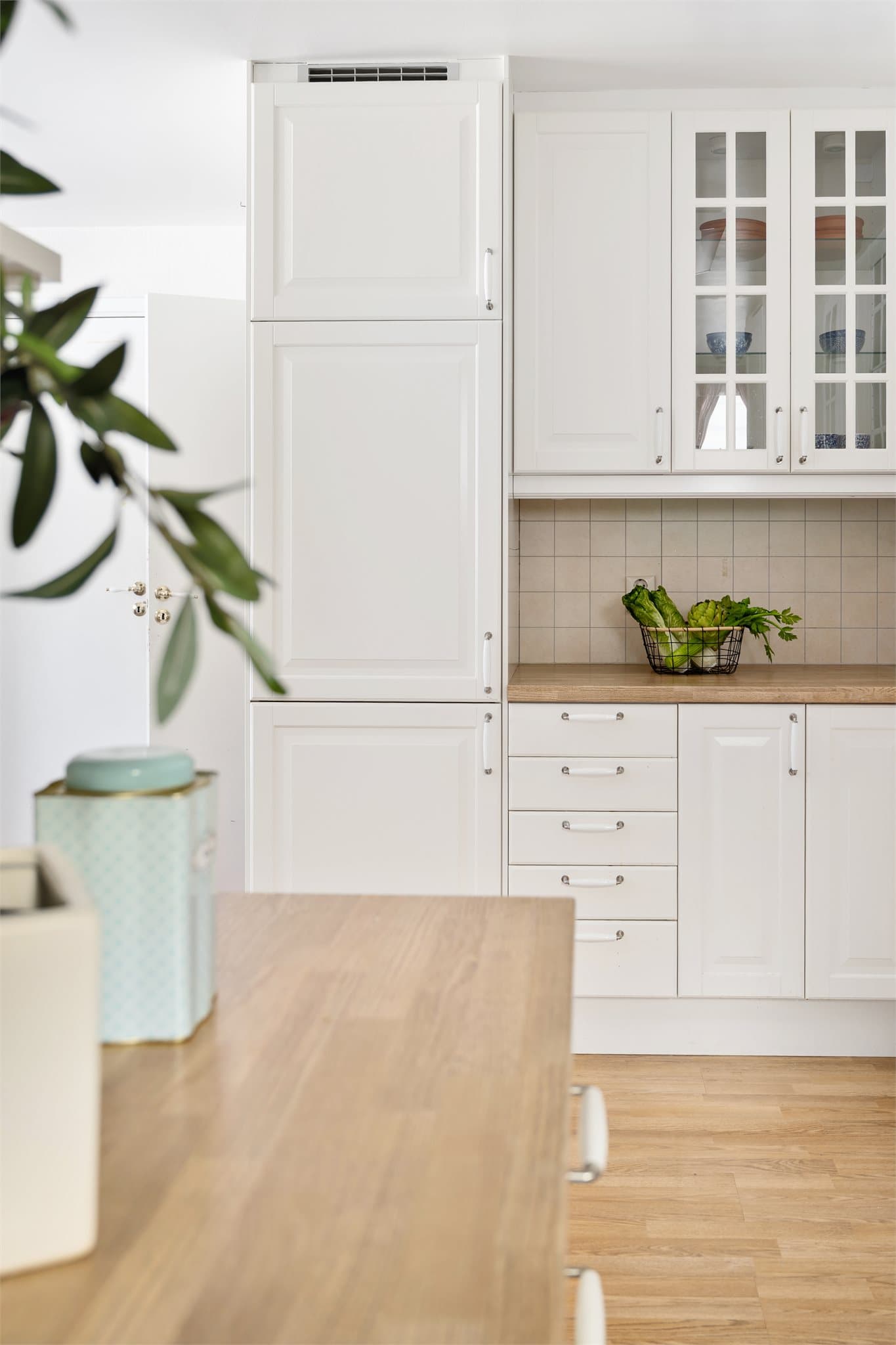 Om litt er kaffen klar: Praktisk og hyggelig kaffestasjon med god benkeplass – her kan morgenkaffen nytes og småapparater plasseres ryddig, samtidig som arbeidsflaten på kjøkkenet holdes fri til matlaging.