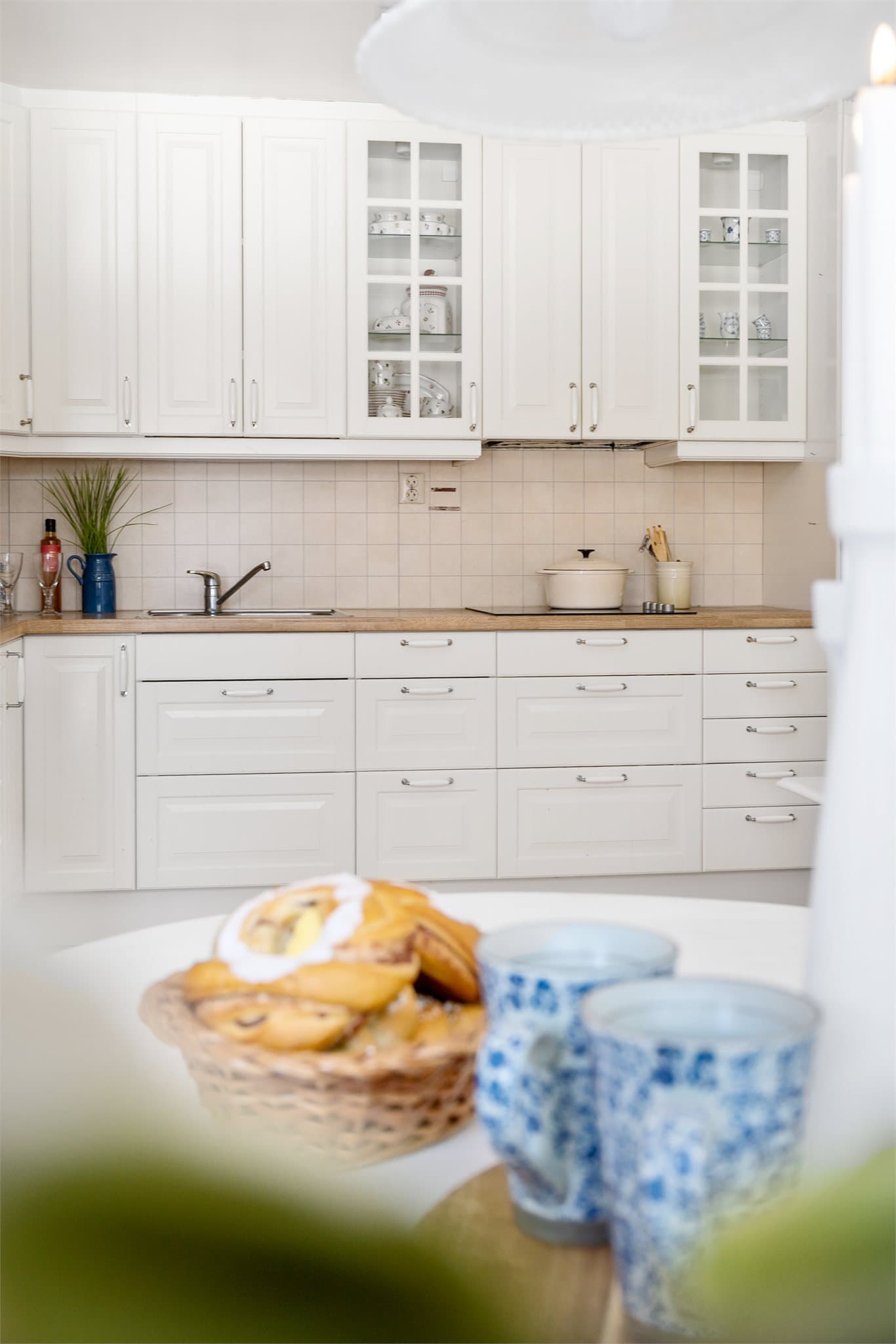 Lyst og sosialt: Et kjøkken hvor gode arbeidsflater, klassiske fronter og hyggelige detaljer skaper en lun og innbydende ramme rundt hverdagslivet.