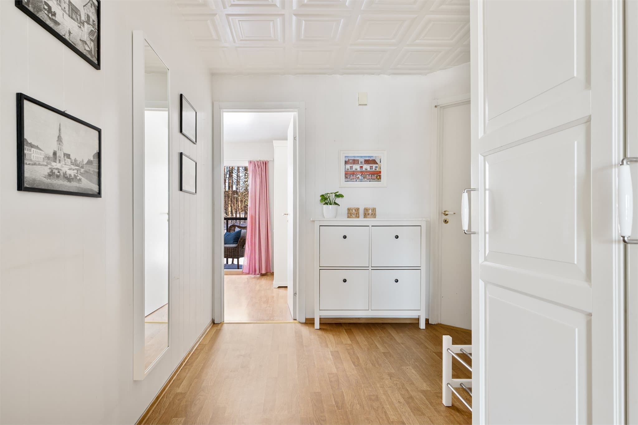 Velkommen hjem: Leiligheten ønsker deg velkommen med en lys og romslig entré med god lagringsplass. Her er det montert doble skoskap som gir rikelig med plass til familiens fottøy, samt et praktisk garderobeskap for yttertøy og tilbehør.