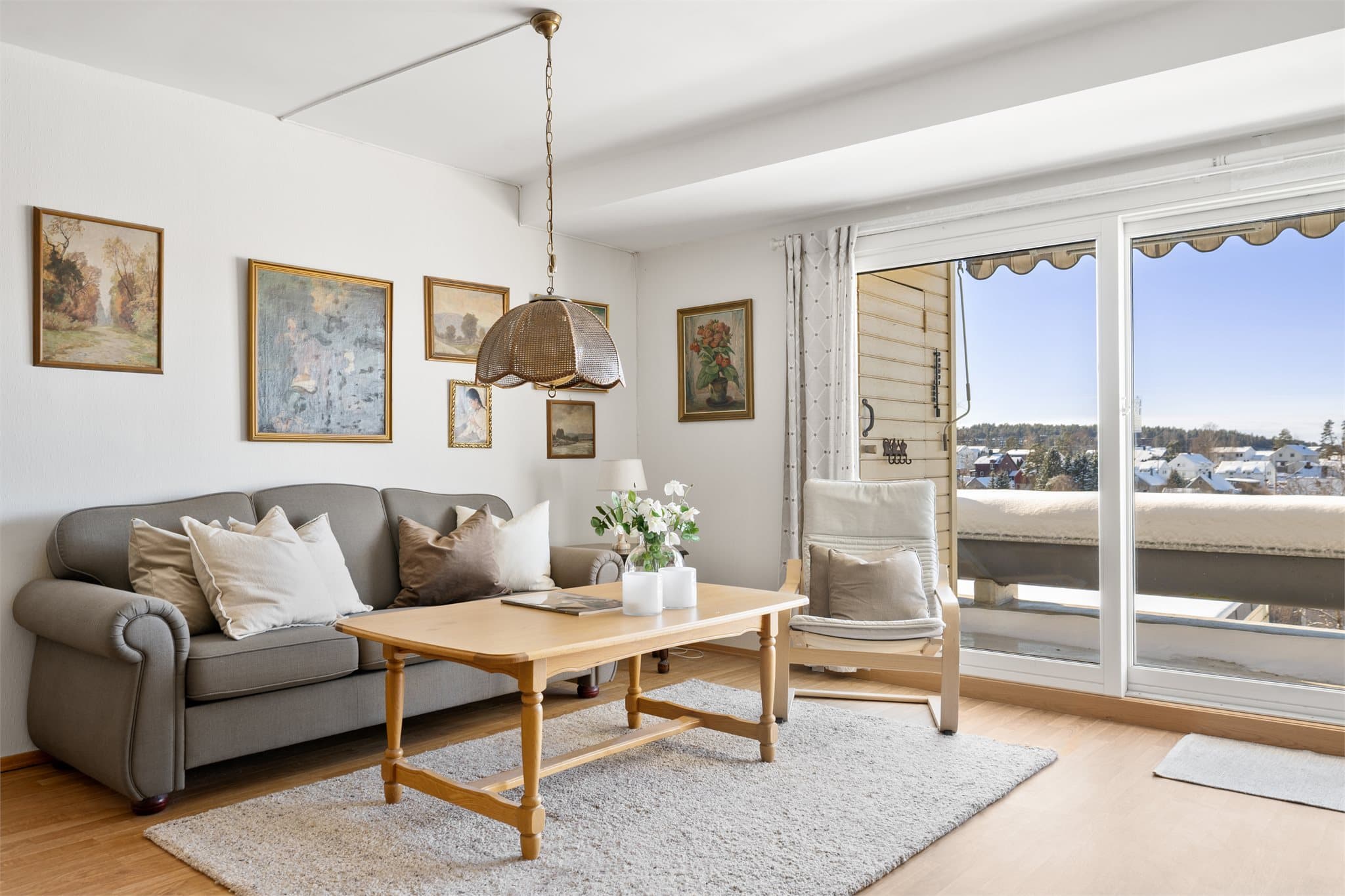 Å bo er en kunst: Stuen er lys, romslig og svært møbleringsvennlig, med en naturlig inndeling som skaper både sosiale og rolige soner. Ved skyvedøren ut til balkongen er det plass til en komfortabel sofasone – et perfekt sted å slappe av og nyte utsikten.