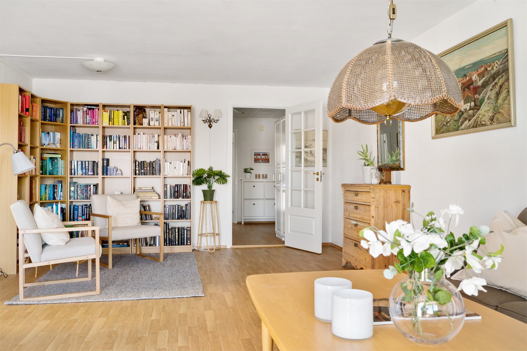 God bok: I den andre enden av stuen ligger lesekroken, omkranset av bokreoler med betydelig litteratur. Dette området fungerer som et stille hjørne for lesing, arbeid eller ettertanke.