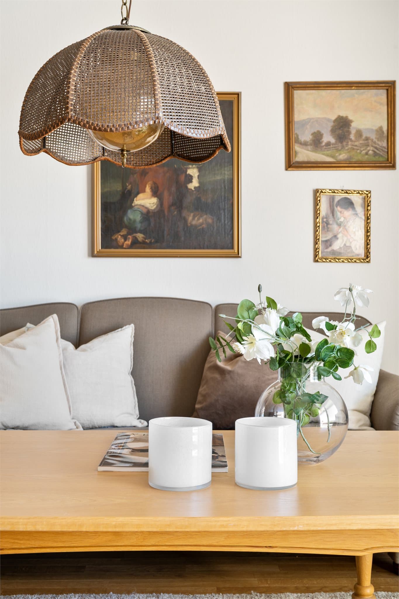 Hverdagens penselstrøk: Et stille øyeblikk i stuen – der lys, tekstur og detaljer skaper rom for ro, refleksjon og gode tanker.