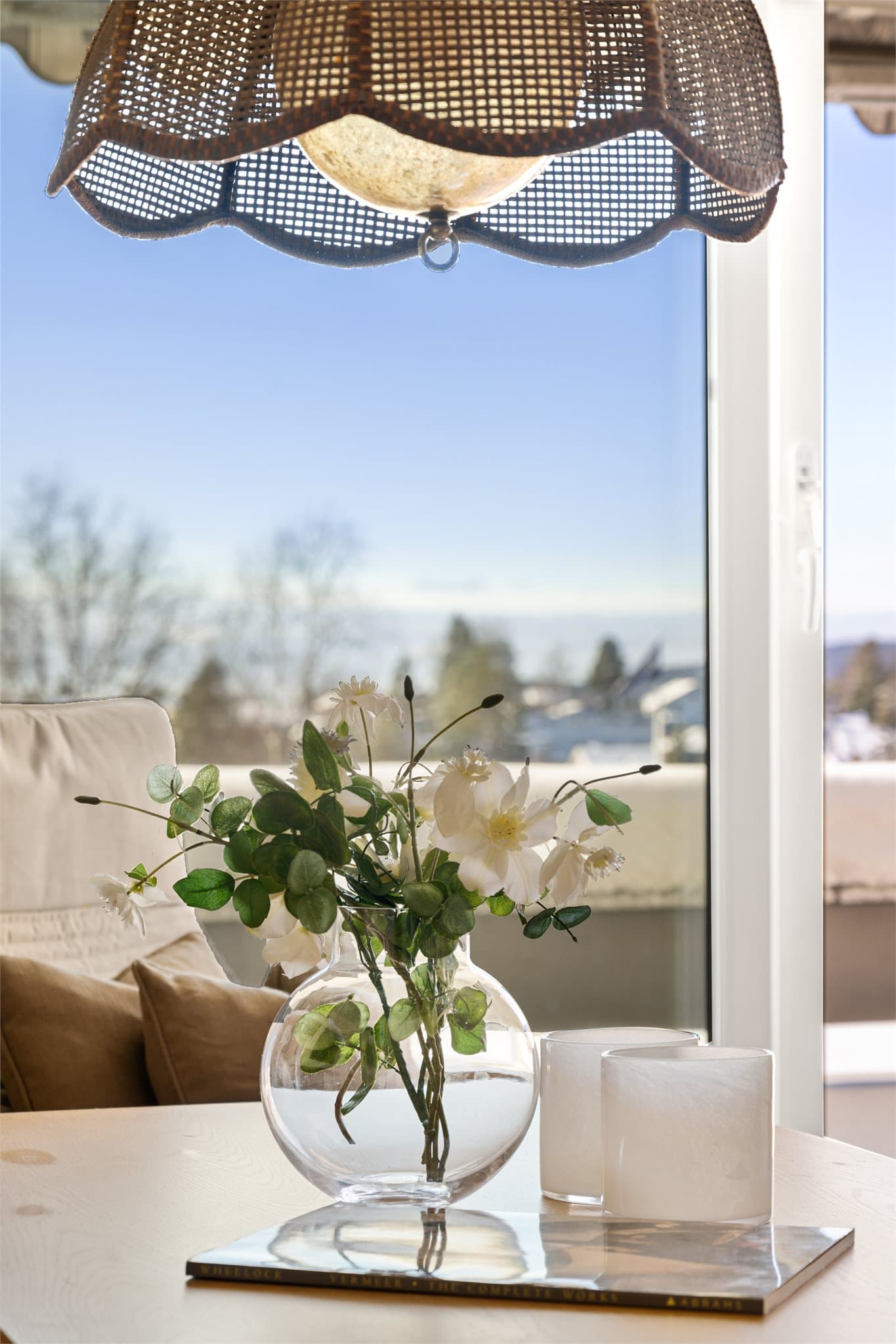 Landsbyen i byen: Høybråtens grønne omgivelser og åpne områder gir en følelse av ro og frihet rett utenfor stuedøren. Her kan du nyte morgensolen med kaffe i hånden eller følge dagens lys skifte over nabolaget.