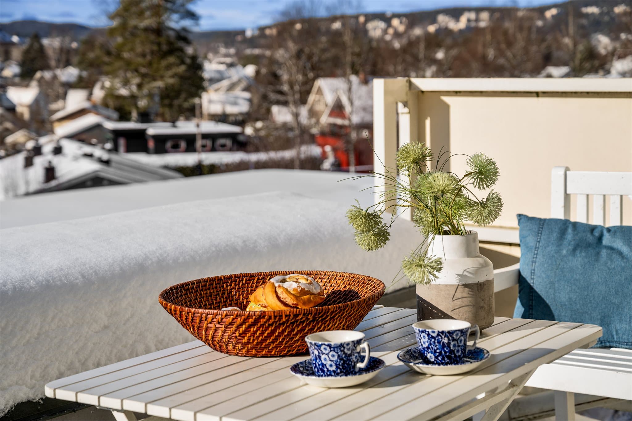 Pust inn, pust ut: Solrik balkong med plass til sittegruppe og avslapning, hvor du kan nyte fersk gjærbakst og morgenkaffen samtidig som blikket glir over den nydelige utsikten mot grønne åser og rolige omgivelser – et perfekt sted for små hverdagsgleder.