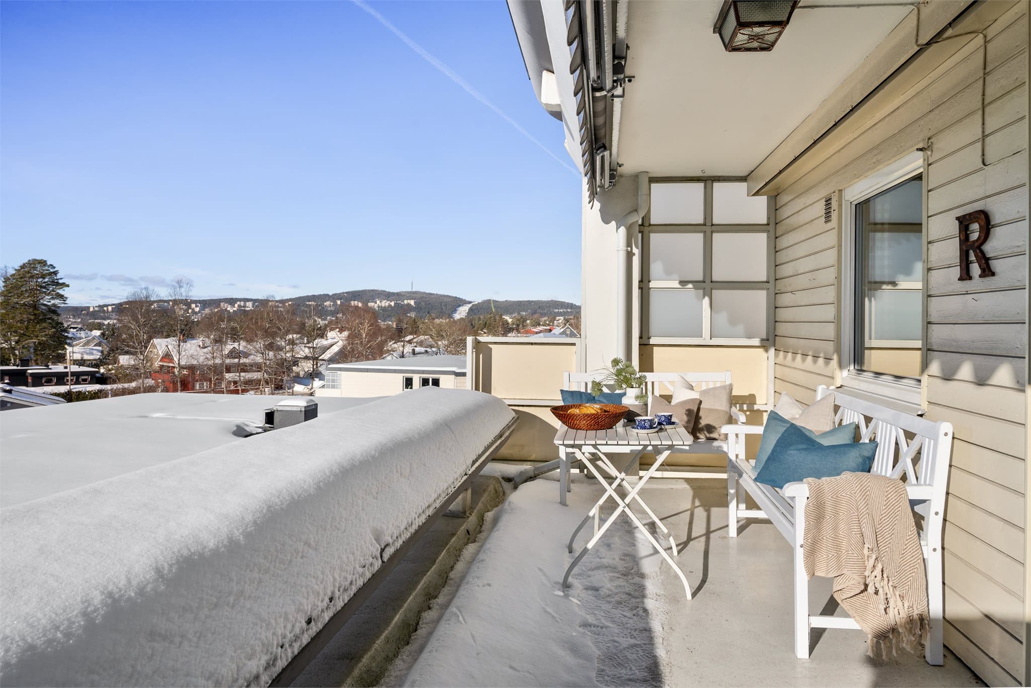 Snart vår, tenk sommer: Fra stuen er det utgang via stor skyvedør til én av to balkonger. Ettermiddagssolen kan du nyte på hele 12 m² – et fantastisk uterom med plass til både sittegruppe og grill. Overtakelse kommer med vårsolgaranti!