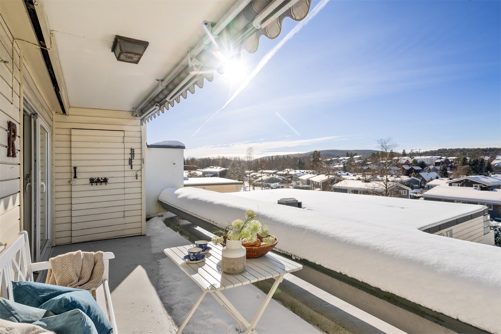 «Østmarka skyline»: Fra Øvre Høybråten kan du nyte en svært naturskjønn utsikt over grønne, skogkledde åser som strekker seg mot Romsås og områdene rundt. Landskapet skifter vakkert med årstidene og viser nå sitt snødekte vinterlandskap.