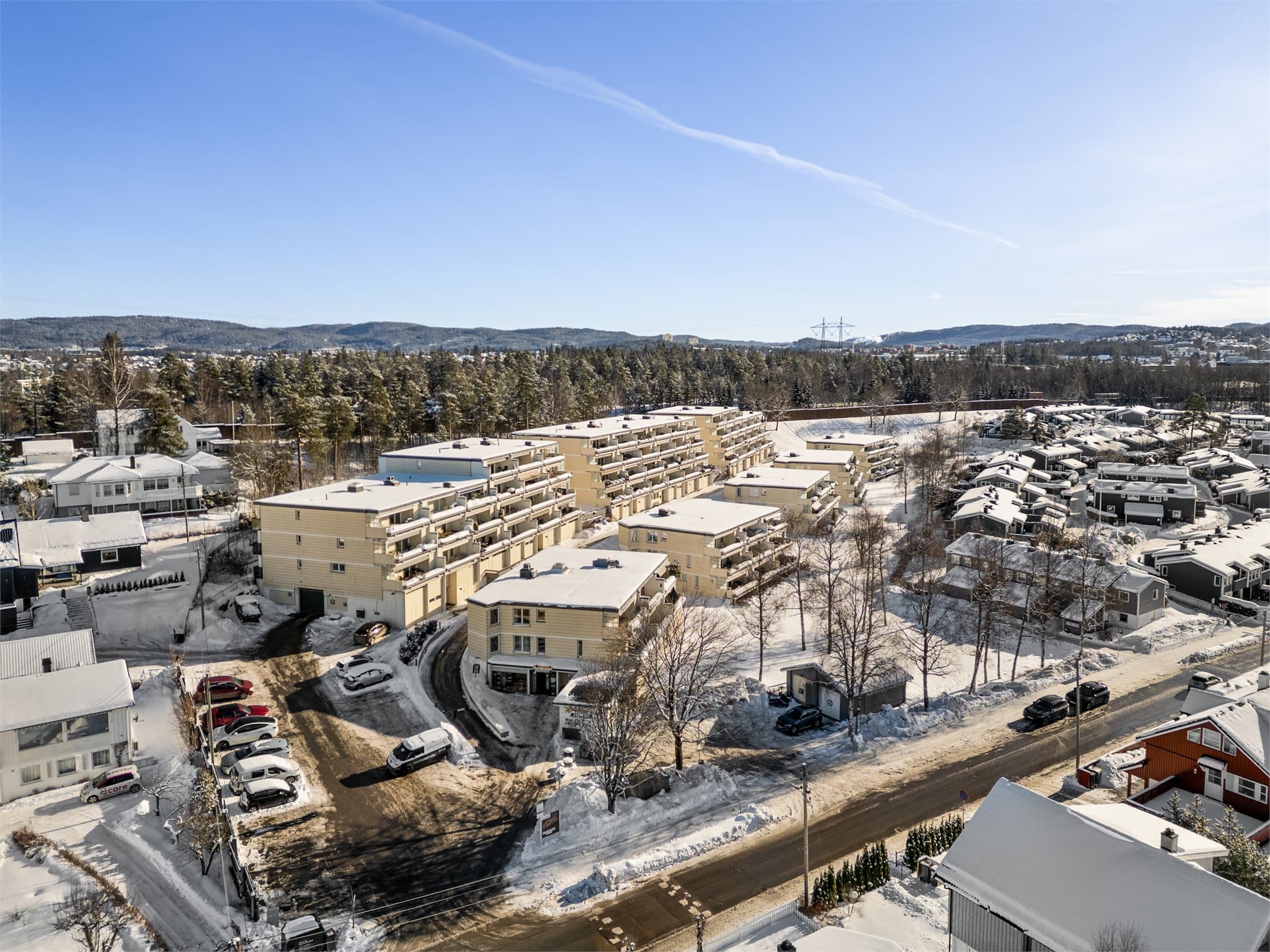 Samhold og nærmiljø: Området rundt Høybråten er kjent for sitt trygge og familievennlige miljø, flotte turmuligheter og grønne parker. Her bor du med kort vei til marka, idrettsanlegg og gode kollektivforbindelser som tar deg raskt inn til Oslo sentrum.