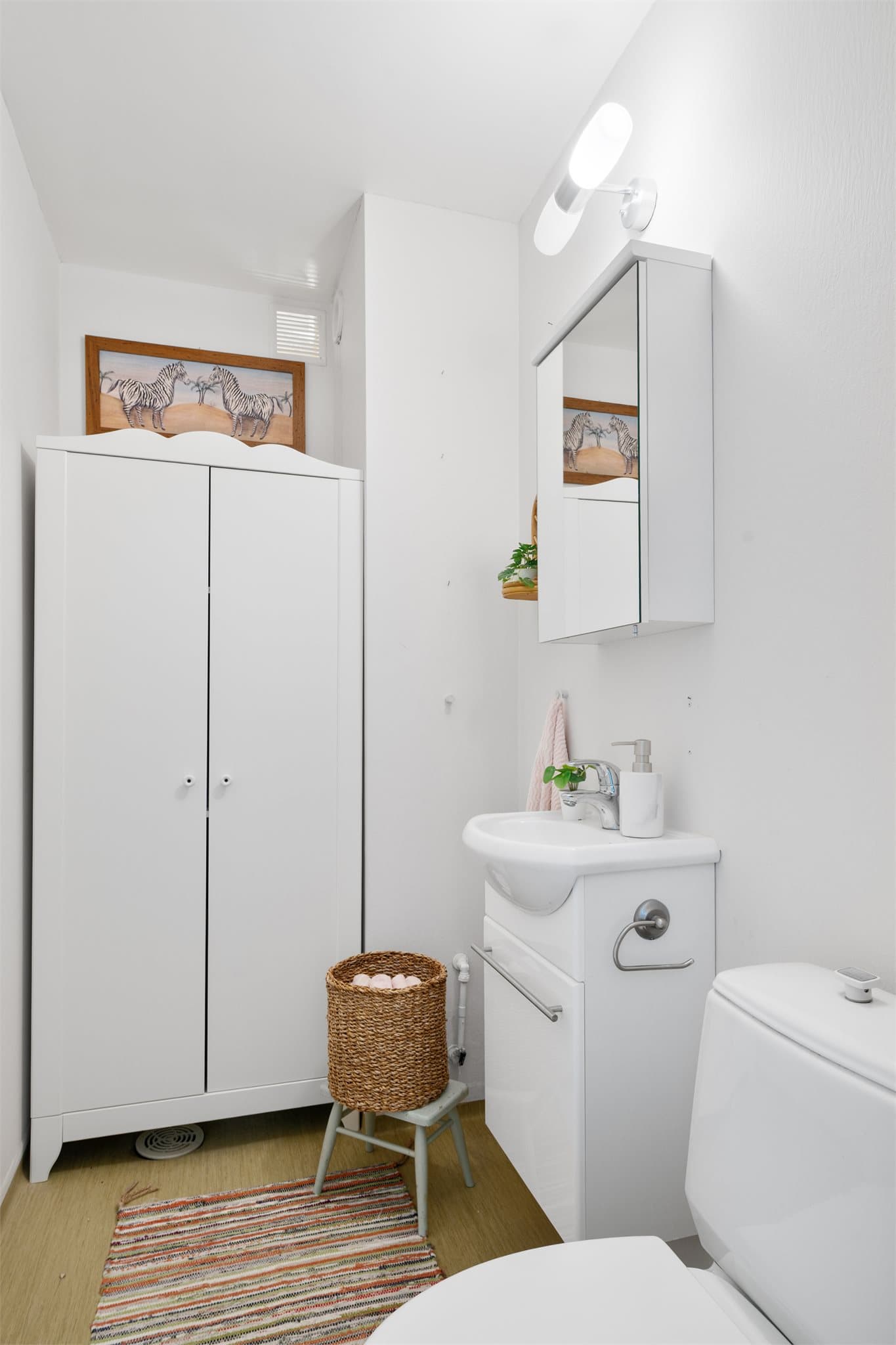 Køfritt morgenrush: WC-rommet har samme lyse og tidløse standard som hovedbad. Rommet er praktisk og funksjonelt, og gir mulighet for enkel oppgradering til dusjløsning om ønskelig.