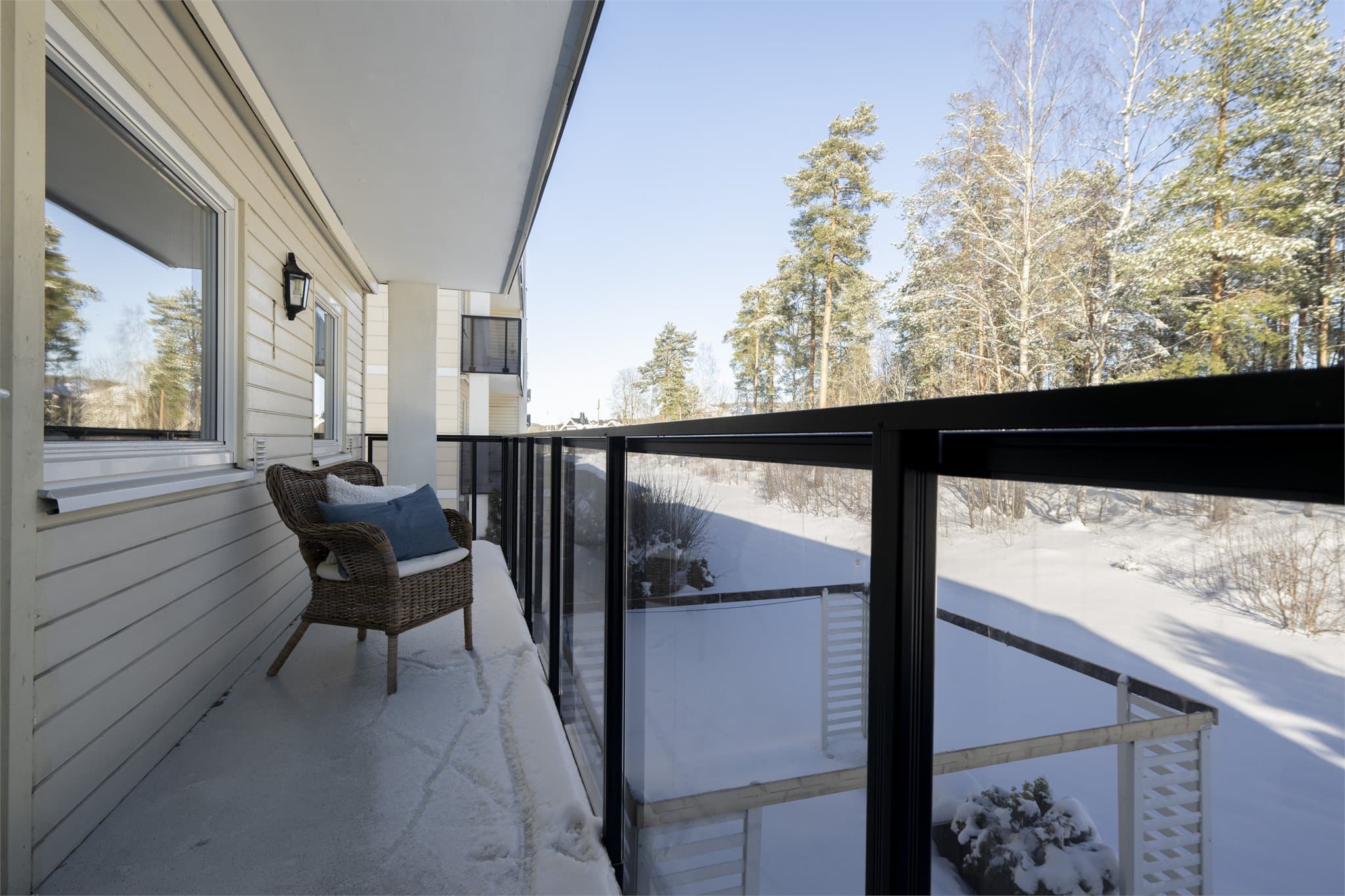 Egentid: Nyt morgensolen i solstolen, en god bok i kurvstolen, ettermiddagsskyggen i lenestolen eller bare ditt eget selskap i sofaen – på din balkong bestemmer og innreder du.