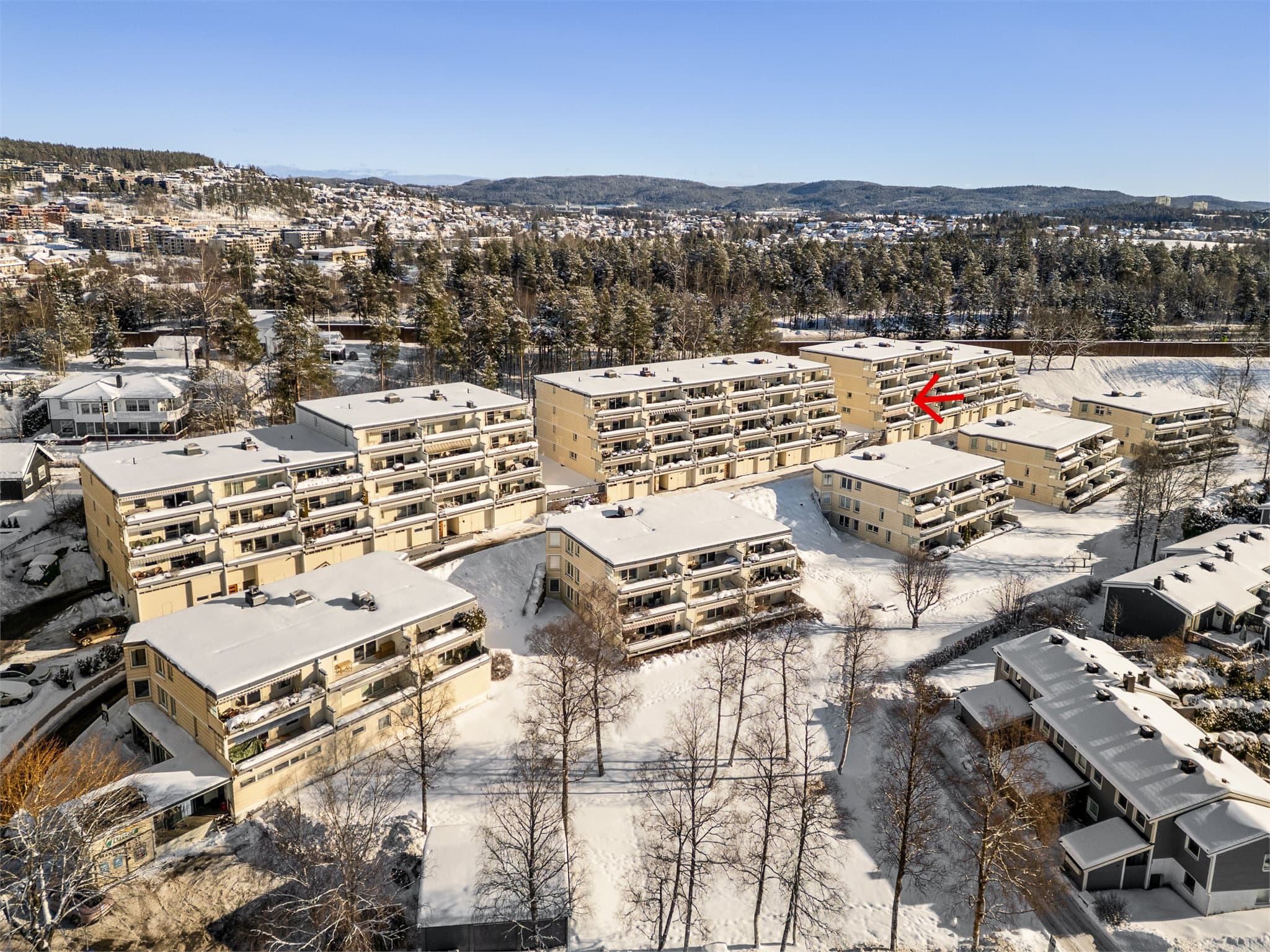 LOCATION, LOCATION, LOCATION: Noen vil kalle det indrefileten innerst i borettslaget. Stikkord: lav puls og lave skuldre. Med endeleilighet i 2. etasje får du en kombinasjon av enkel adkomst, gode lysforhold fra tre sider og lite innsyn.