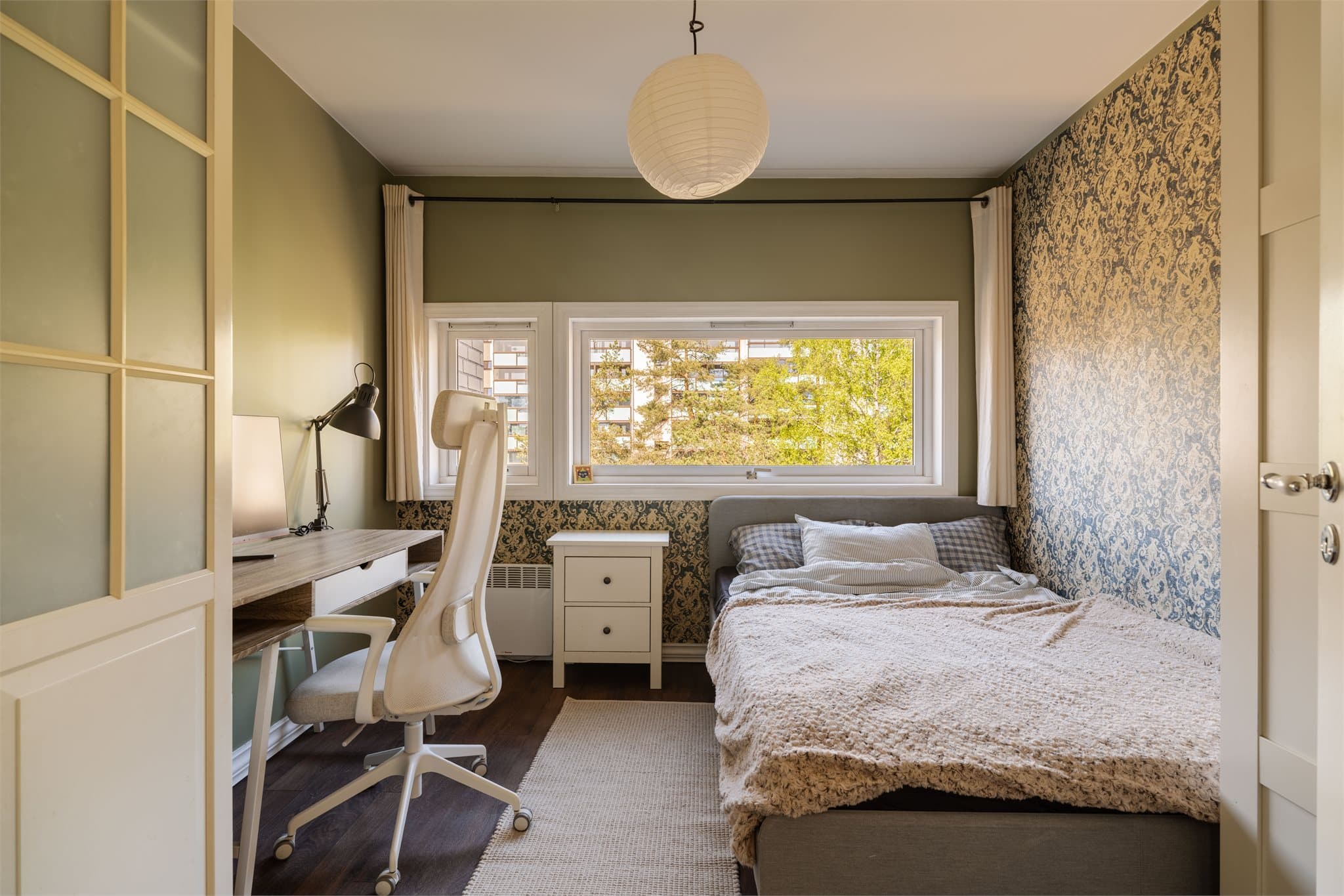 Stort, innbydende soverom med god plass til ønsket innredning.