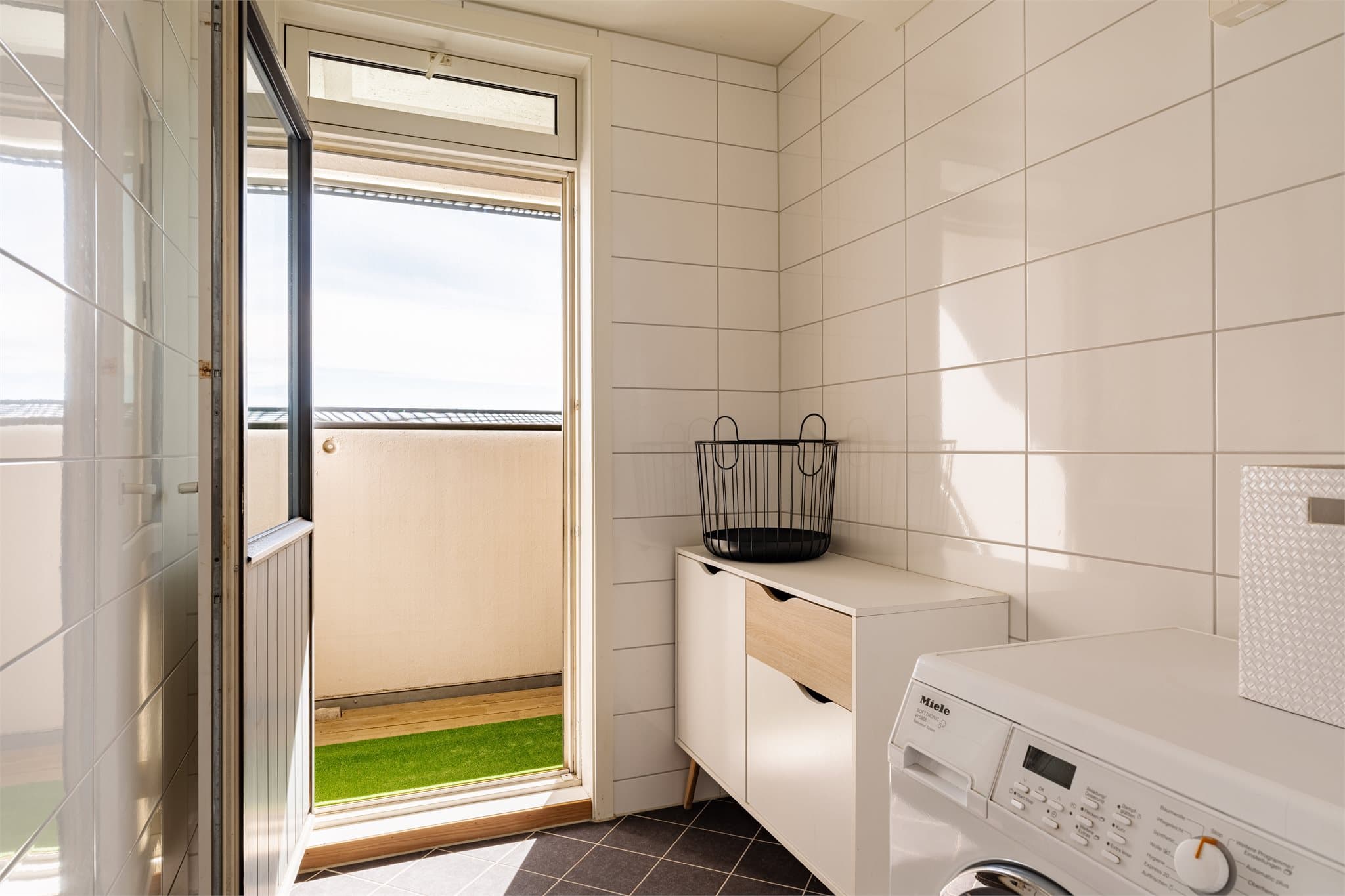 Badet er forlenget av et vaskerom med direkte utgang til en lufteveranda.