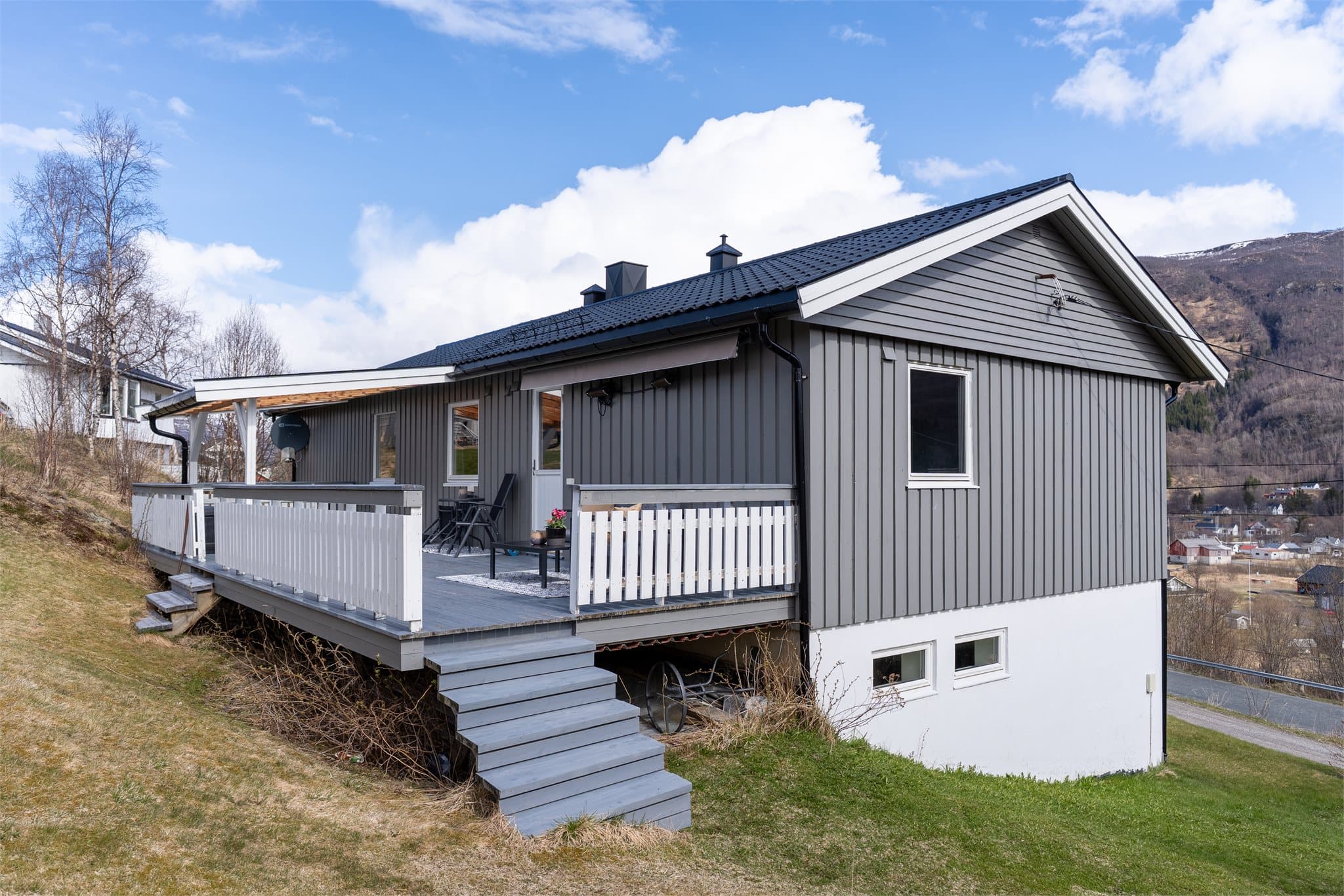 Fin og romslig terrasse på boligens bakside samt hage